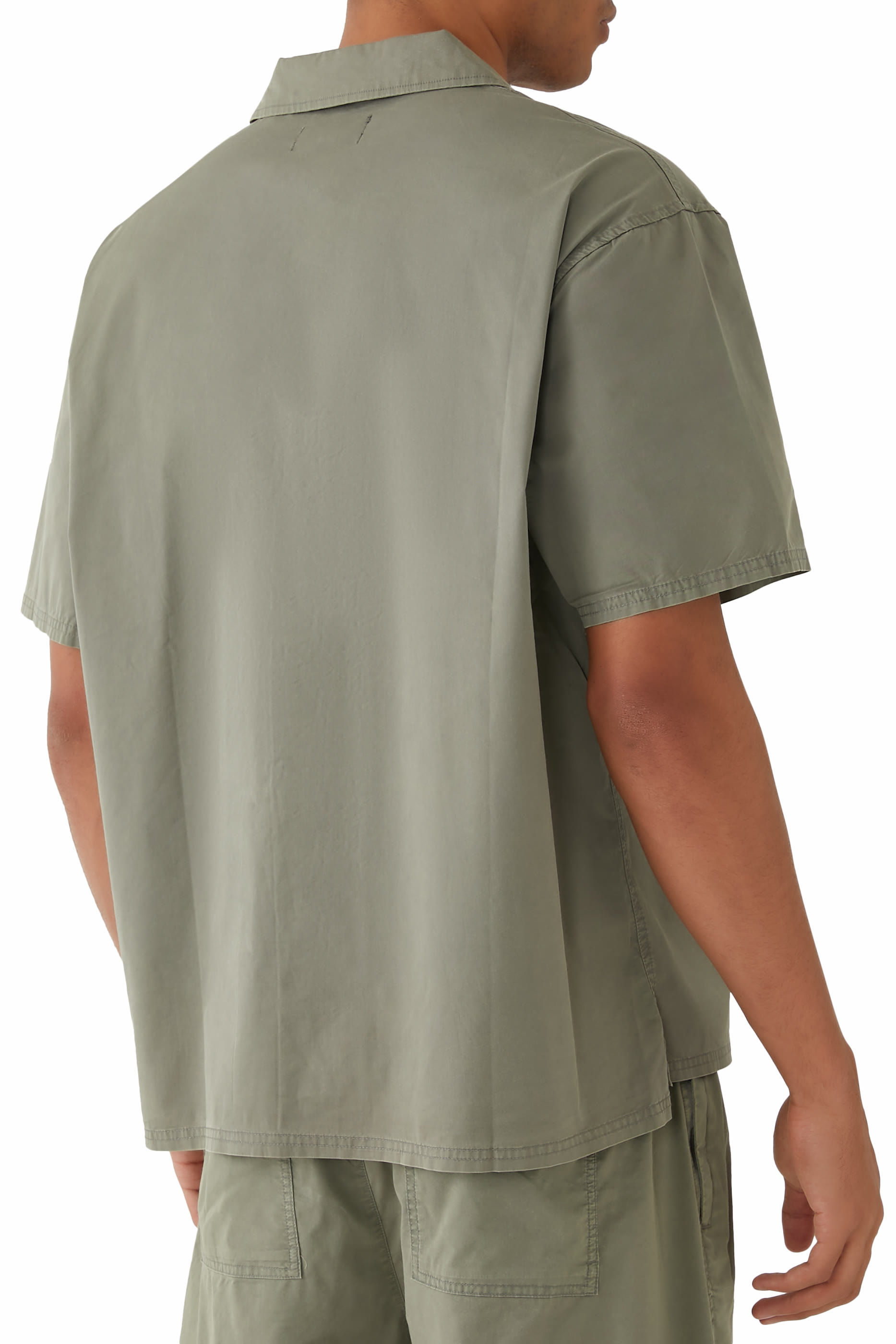 تيشيرت بياقة مطوية وشعار الماركة