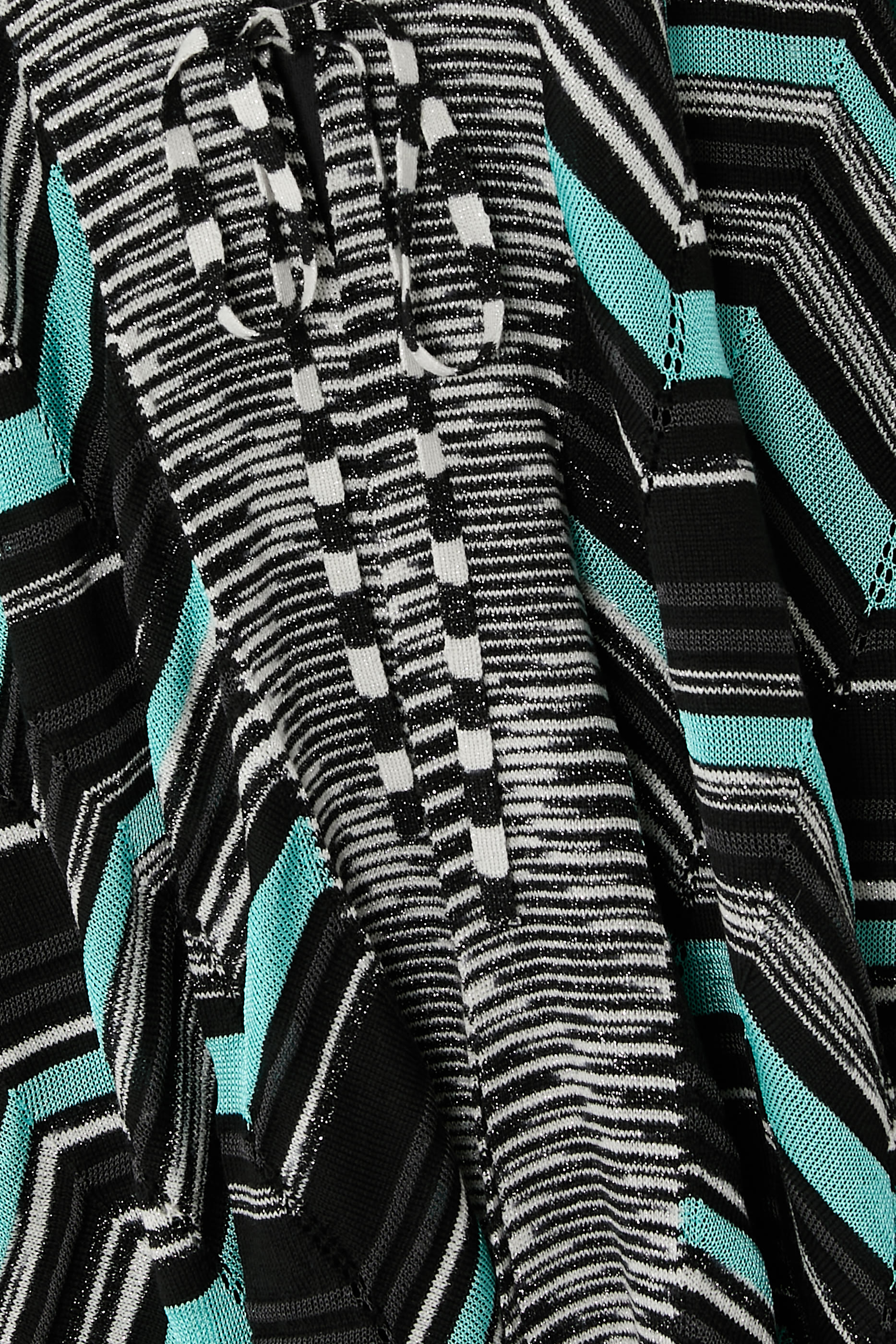 كاب منسوج بنقشة خطوط متعرجة