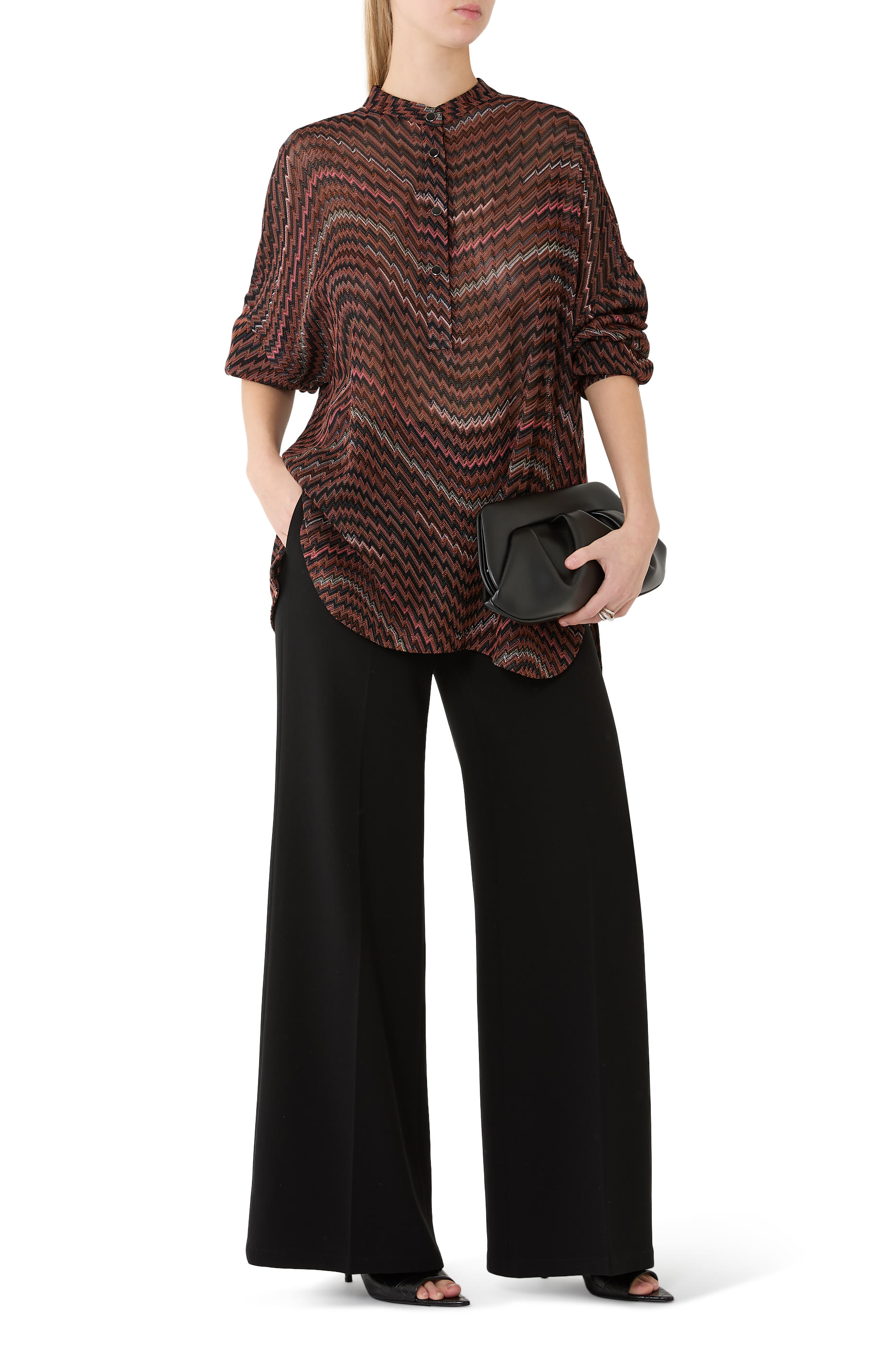 بلوزة بياقة صينية ونقشة خطوط متعرجة