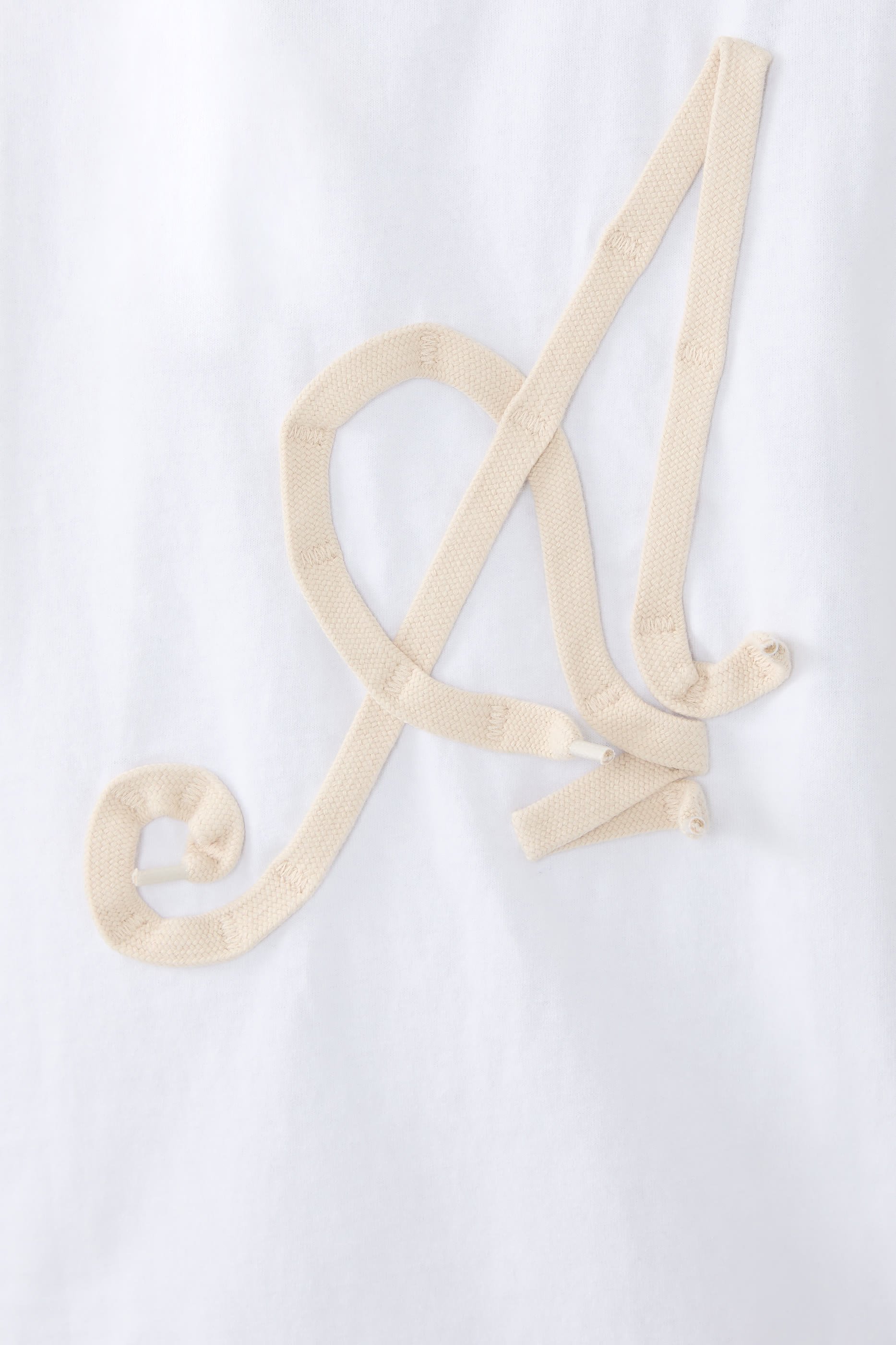 تييشرت بتفاصيل رباط