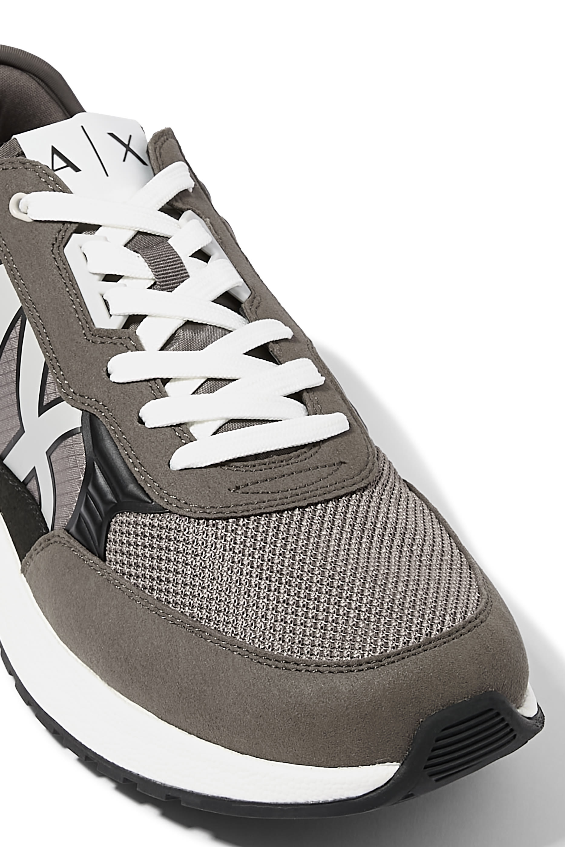 سنيكرز بأربطة وشعار الماركة بملمس بارز