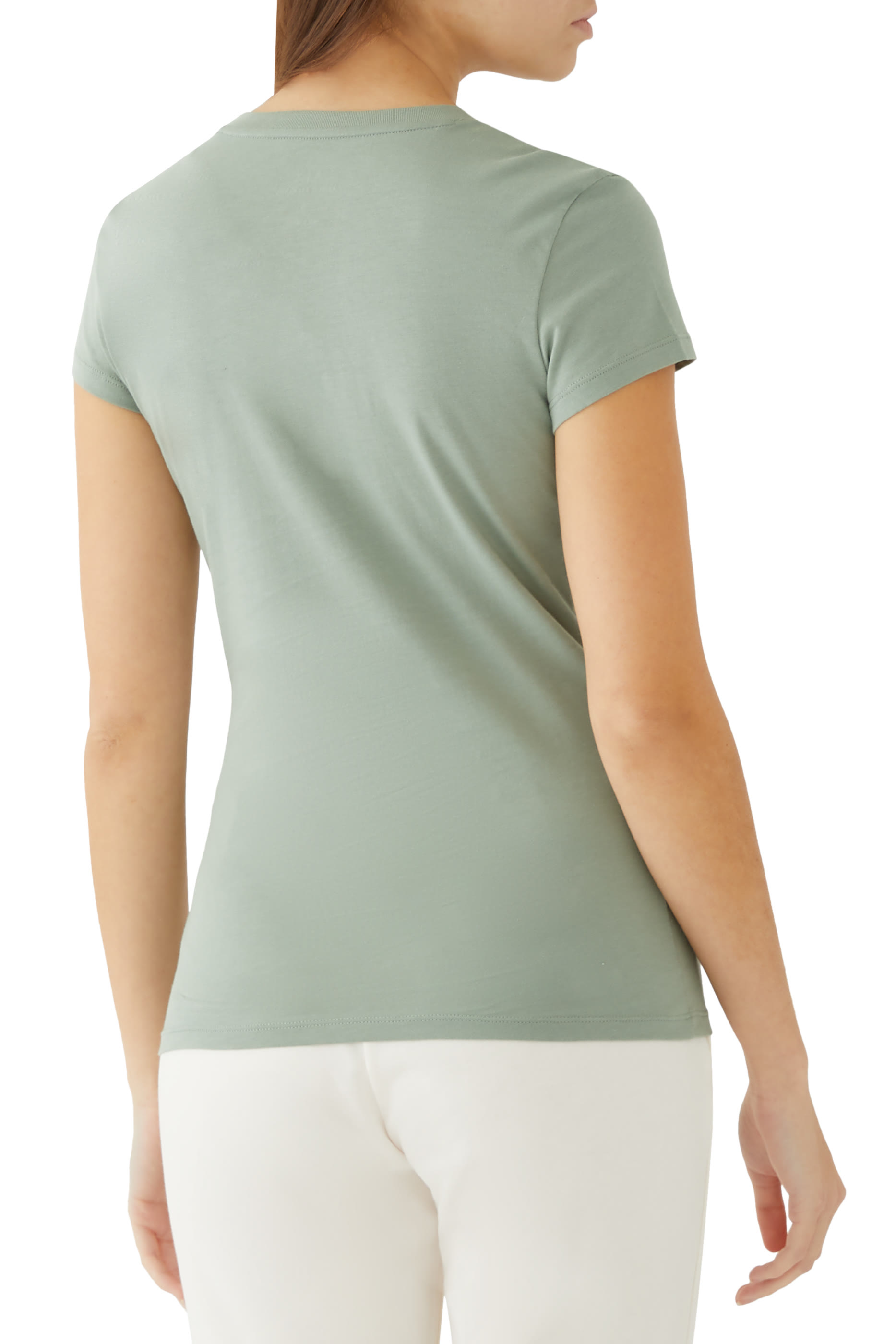 تيشيرت بياقة على شكل حرف وشعار الماركة