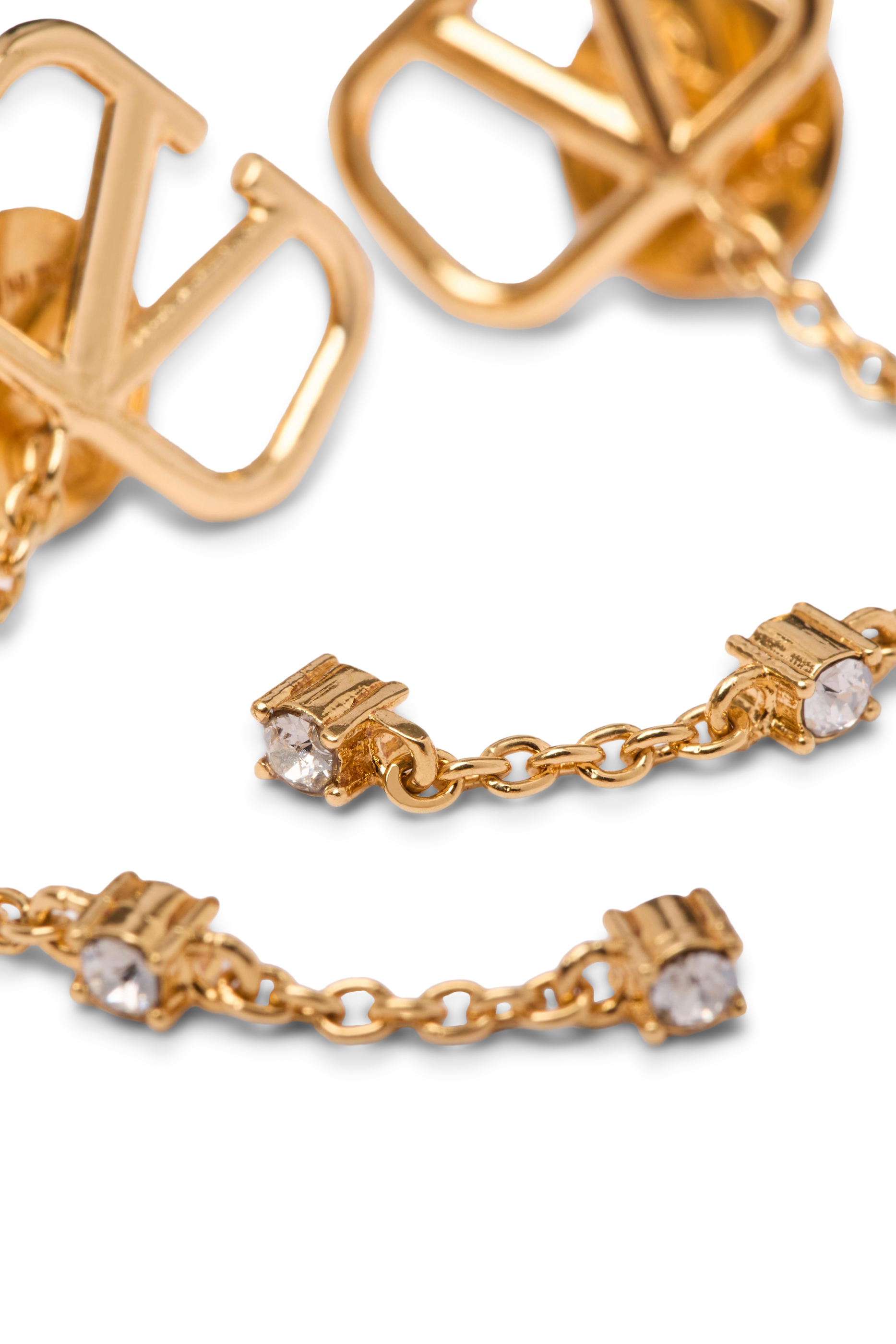 أقراط بحلية صغيرة بشعار الماركة