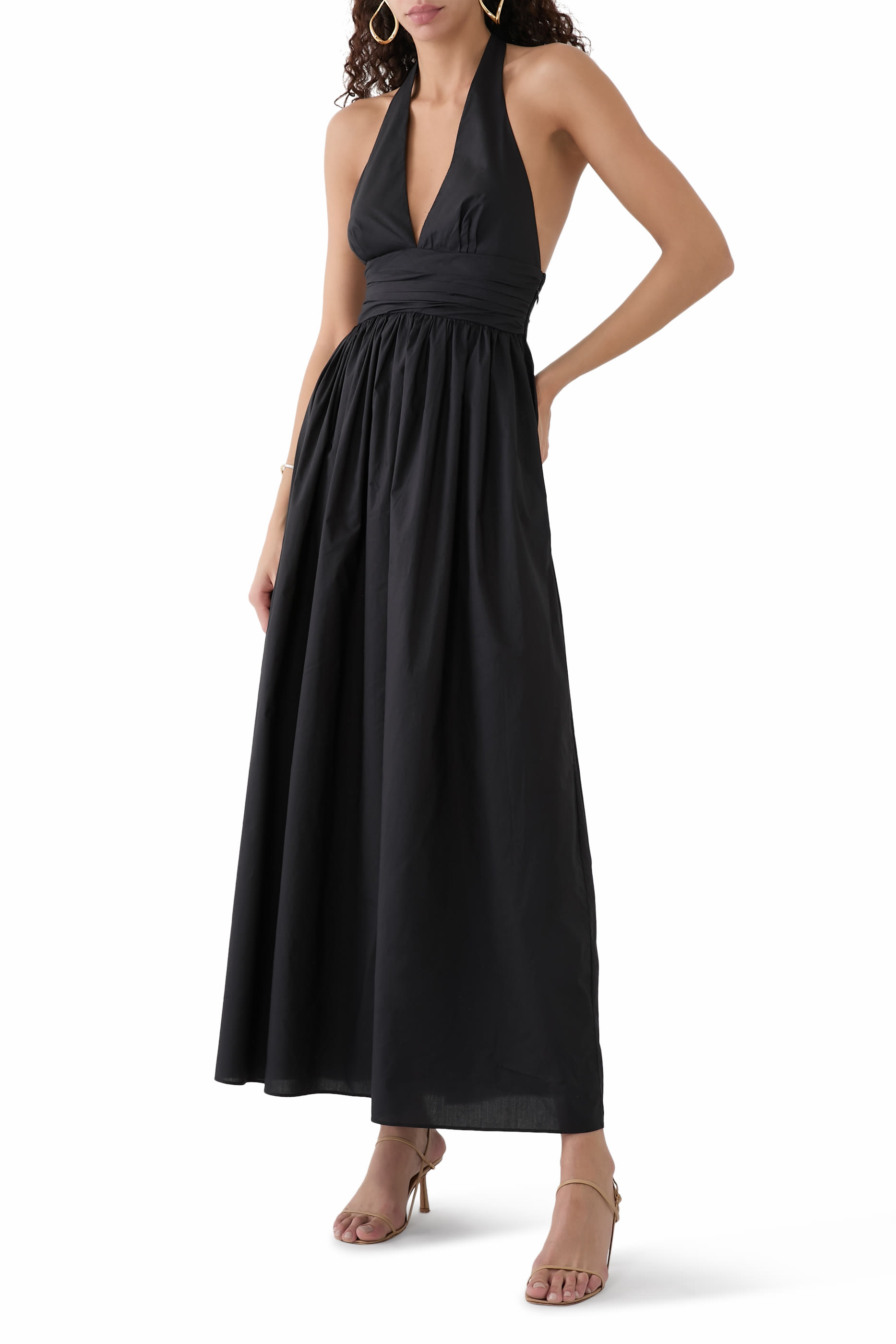 فستان بياقة عميقة ورباط حول الرقبة