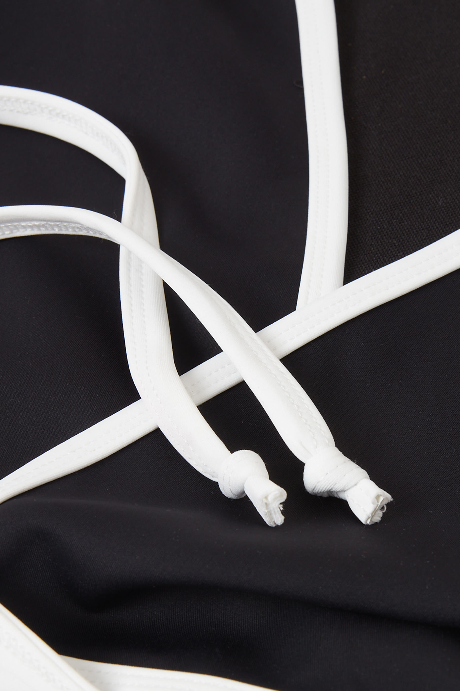 بلوزة سباحة بأربطة في الأمام