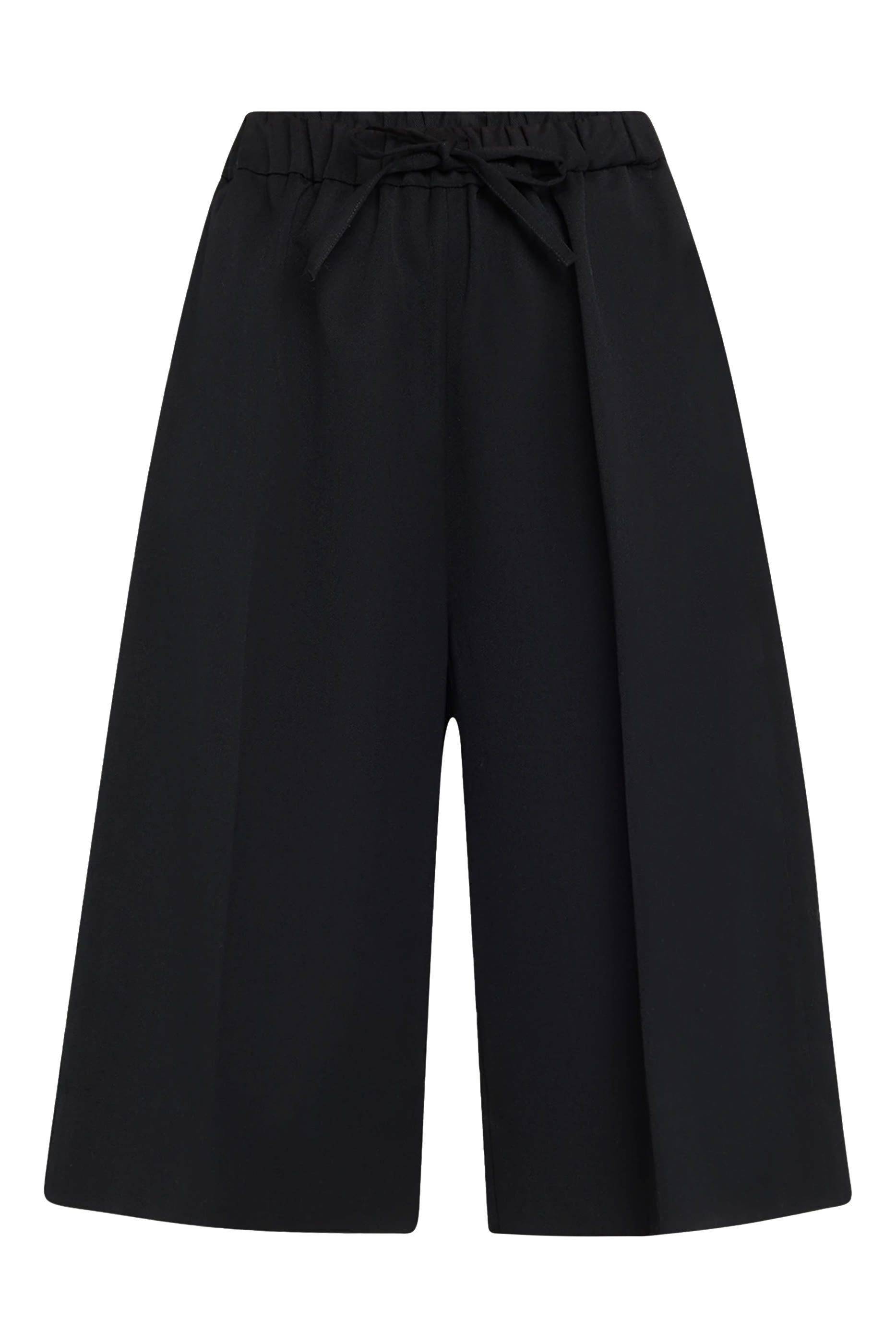 شورت بقصة ساق واسعة طويلة وزهرة أقحوان من لؤلؤ