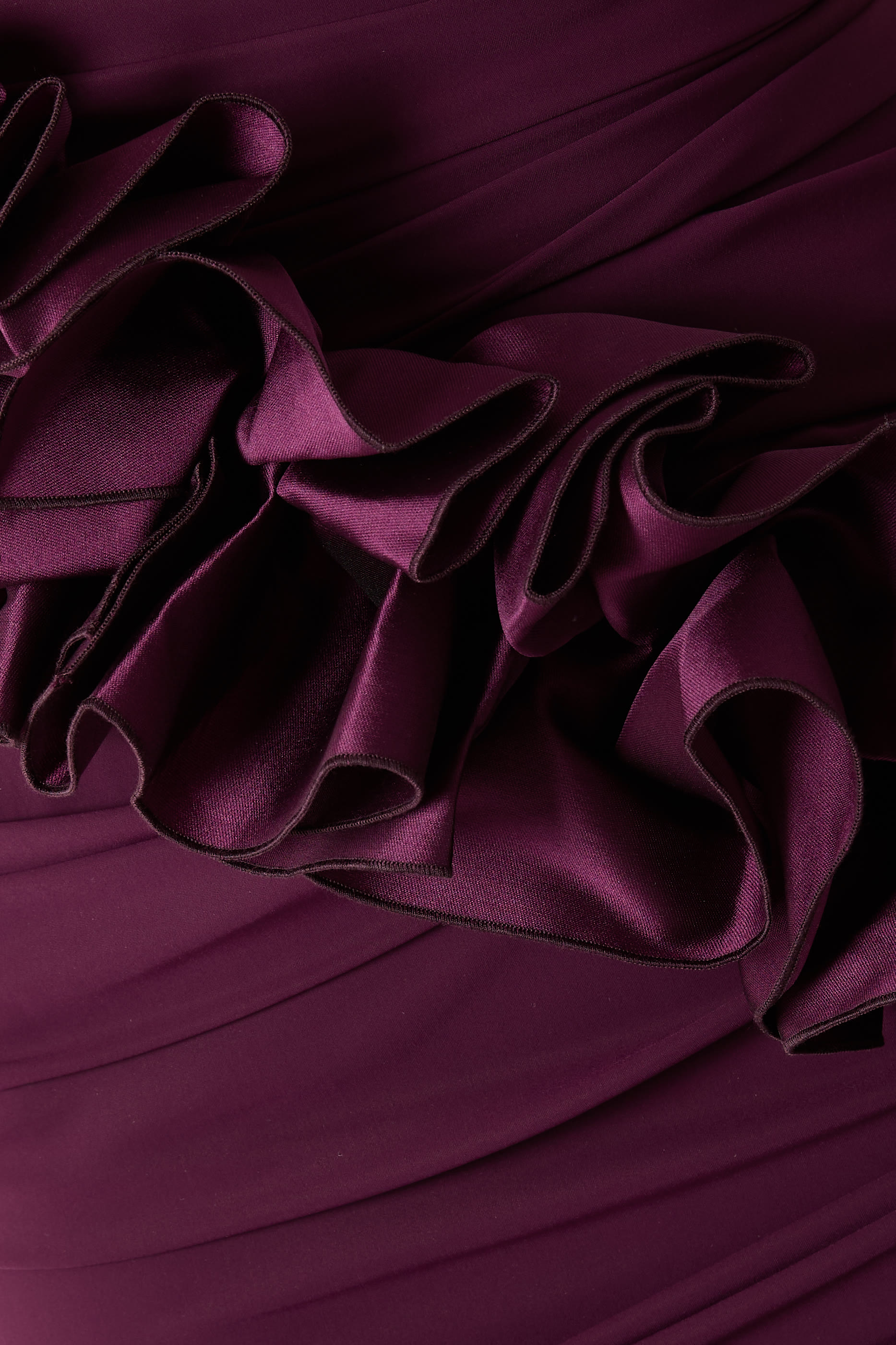 فستان قصير بلا حمالات بكشكش