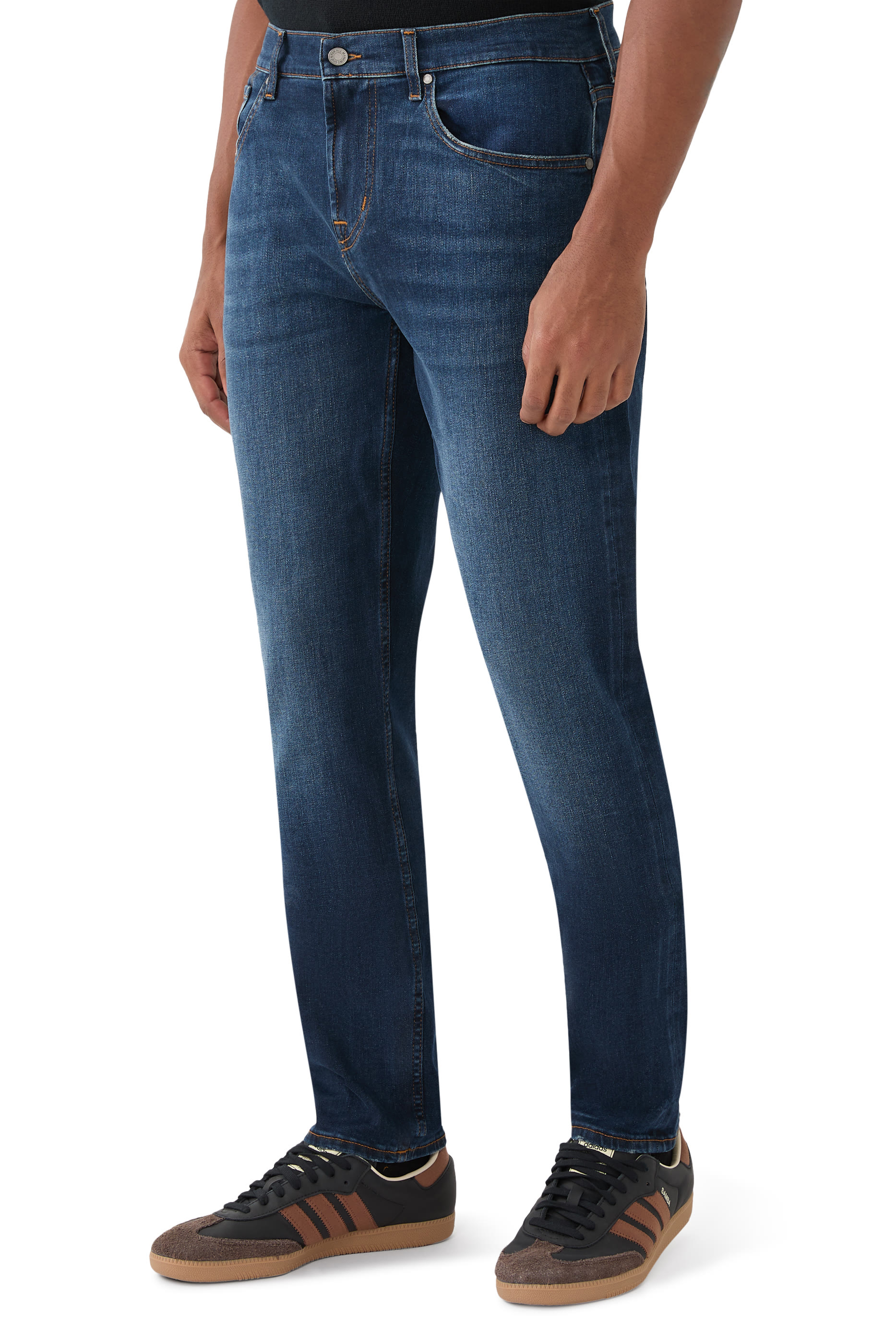 بنطال جينز ألتو بقصة تضيق نحو الأسفل