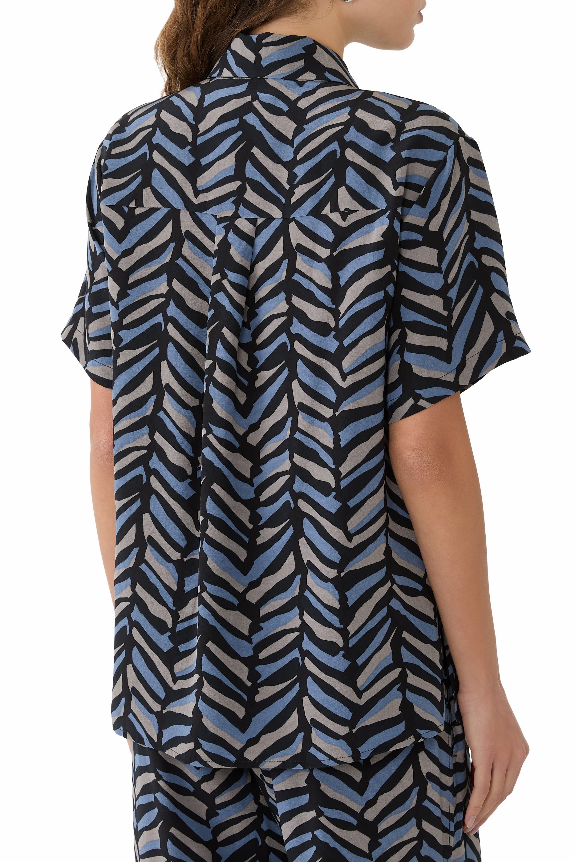 قميص بقصة فضفاضة بأكمام قصيرة