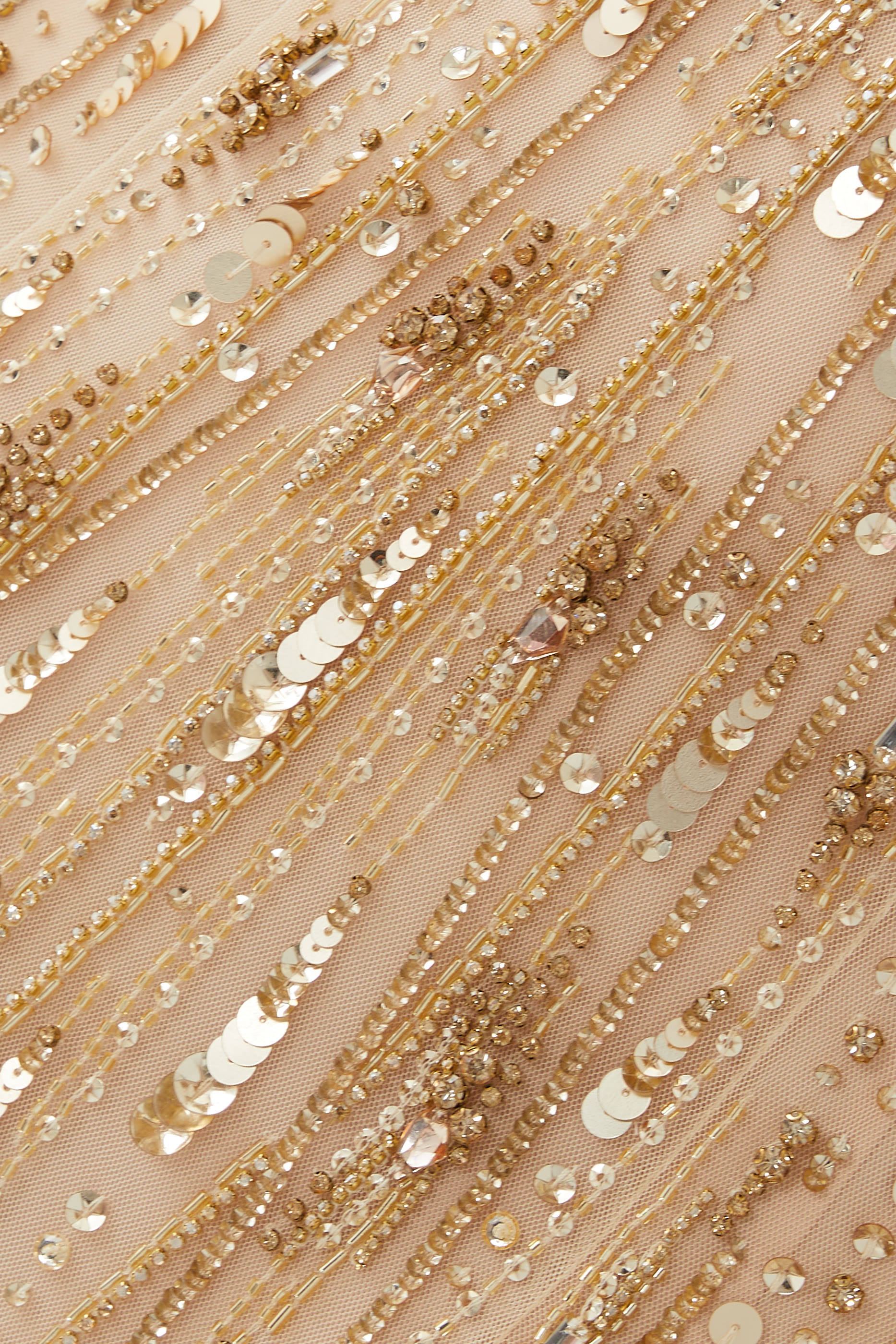 فستان سهرة إلبه بأكمام طويلة وتطريزات