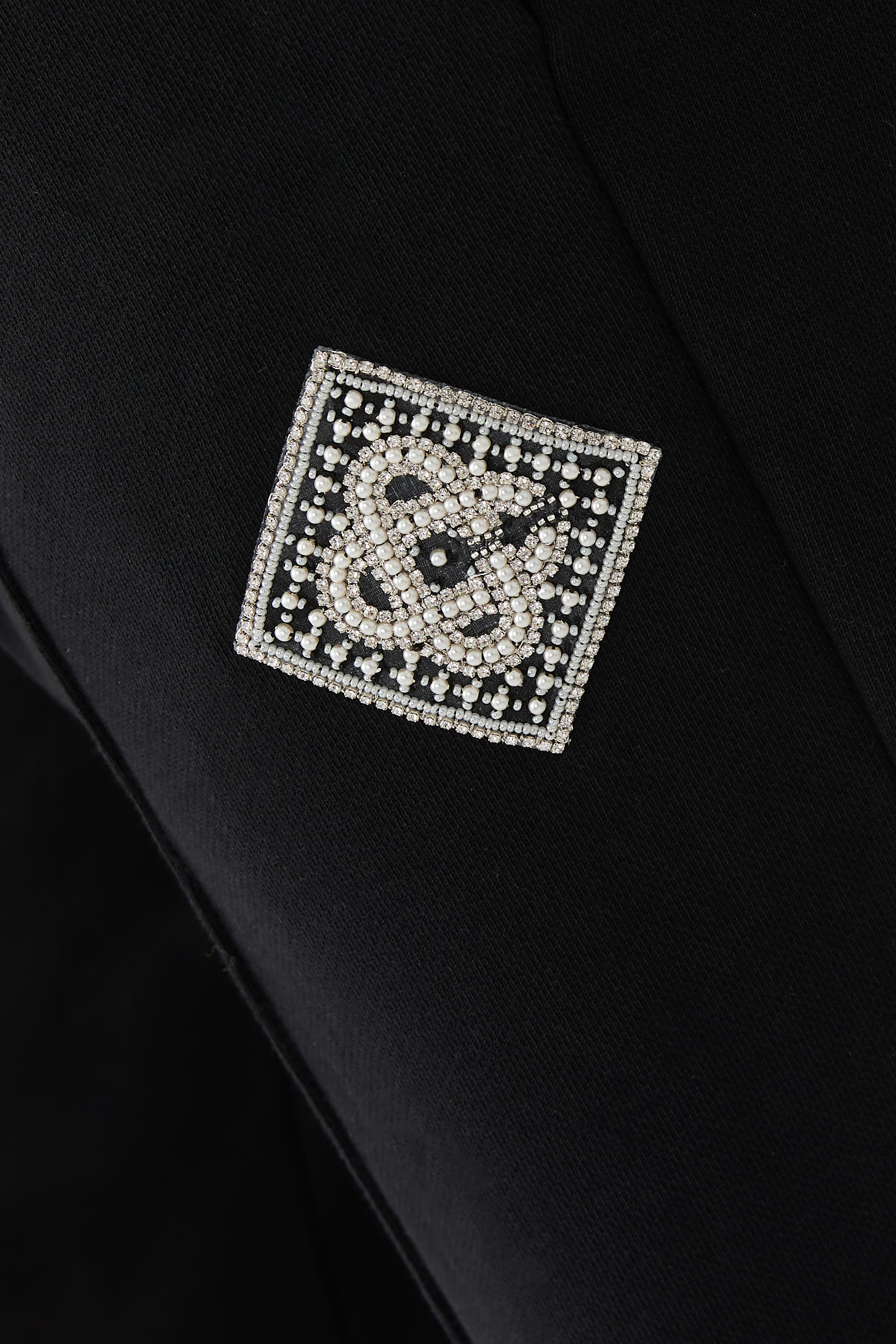 بنطال رياضي برقعة مزينة بلؤلؤ وأحجار براقة