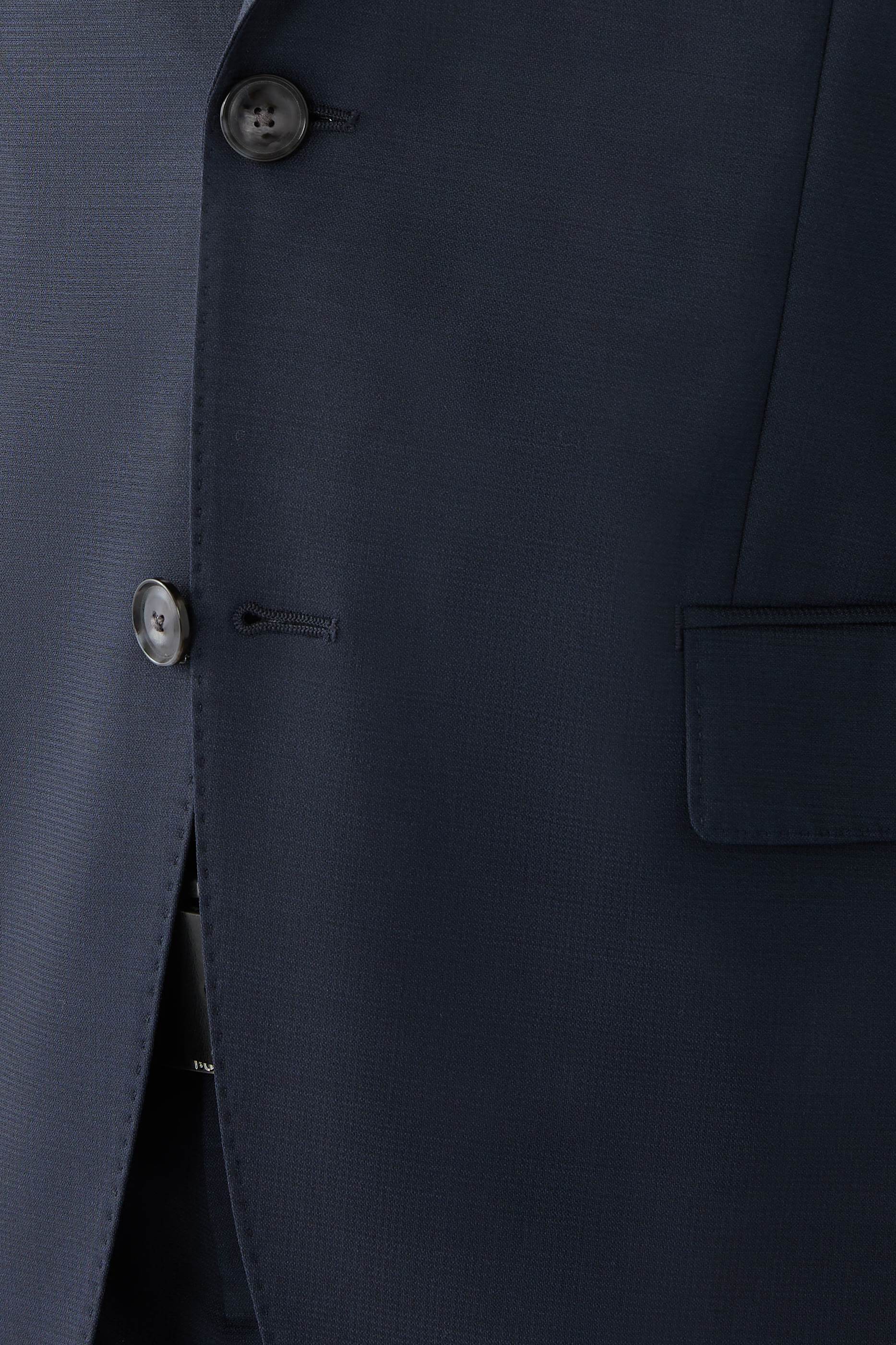 بدلة بقصة ضيقة