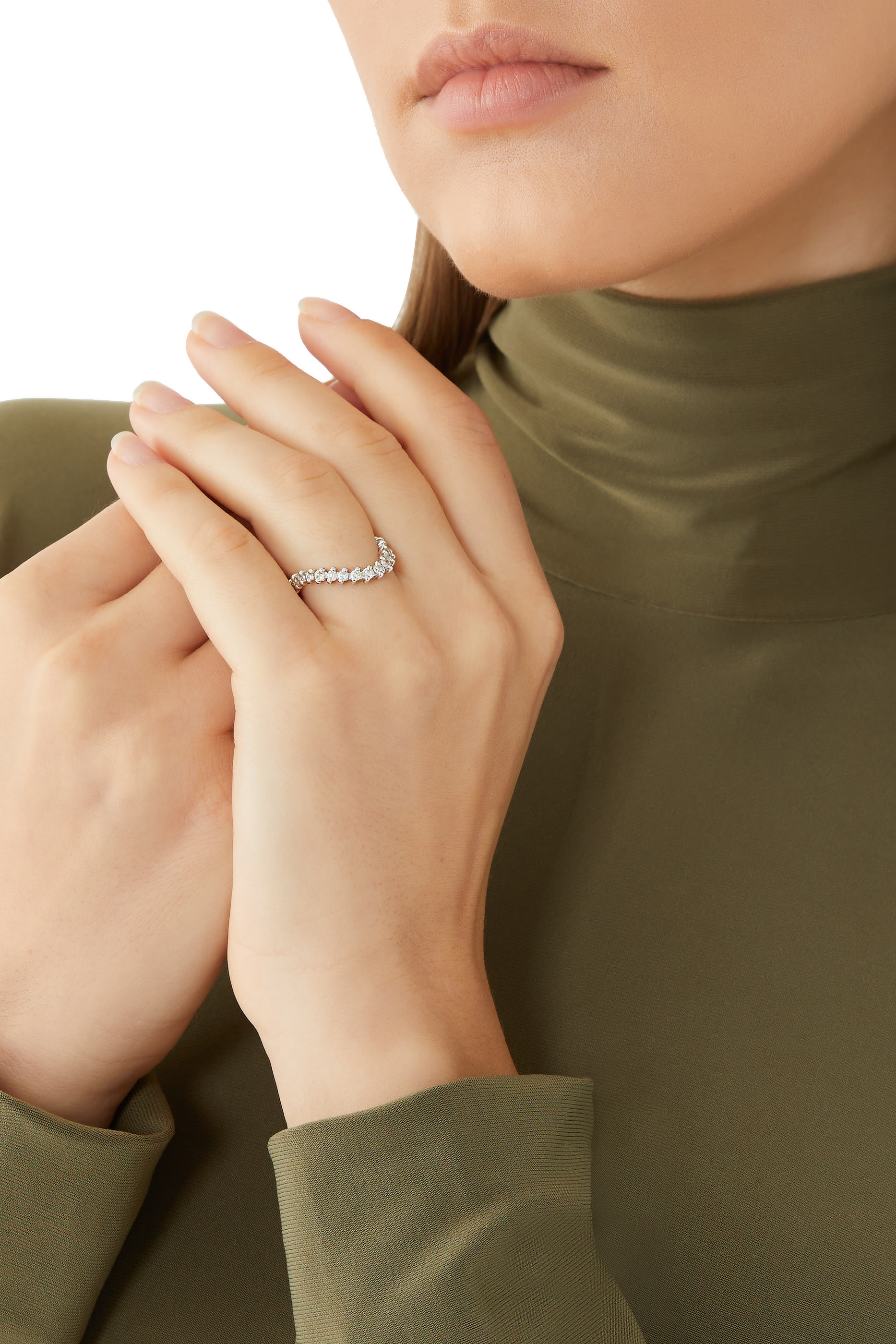 خاتم مموج مرصع بالماس ذهب أبيض عيار 18