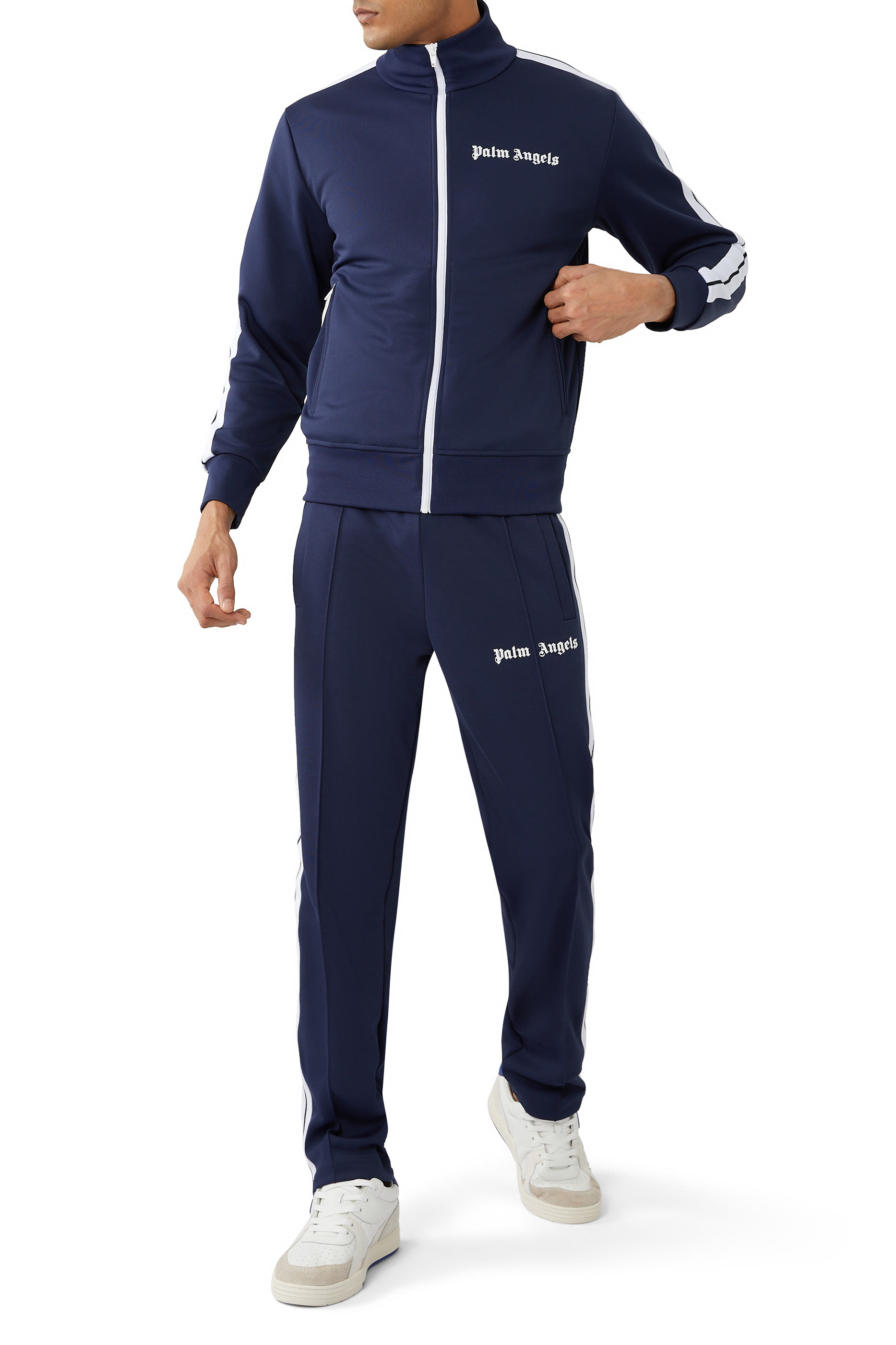 بنطال رياضي بقصة سليم تضيق نحو الأسفل