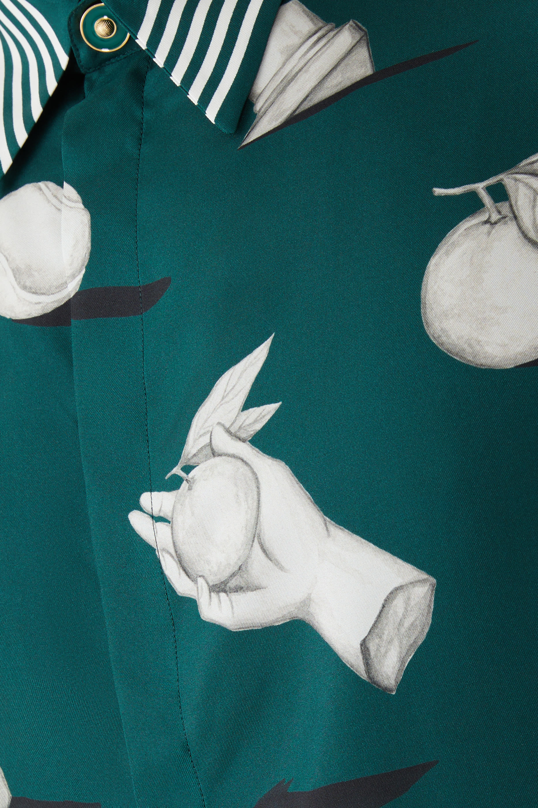 قميص بأكمام طويلة وياقة كلاسيكية