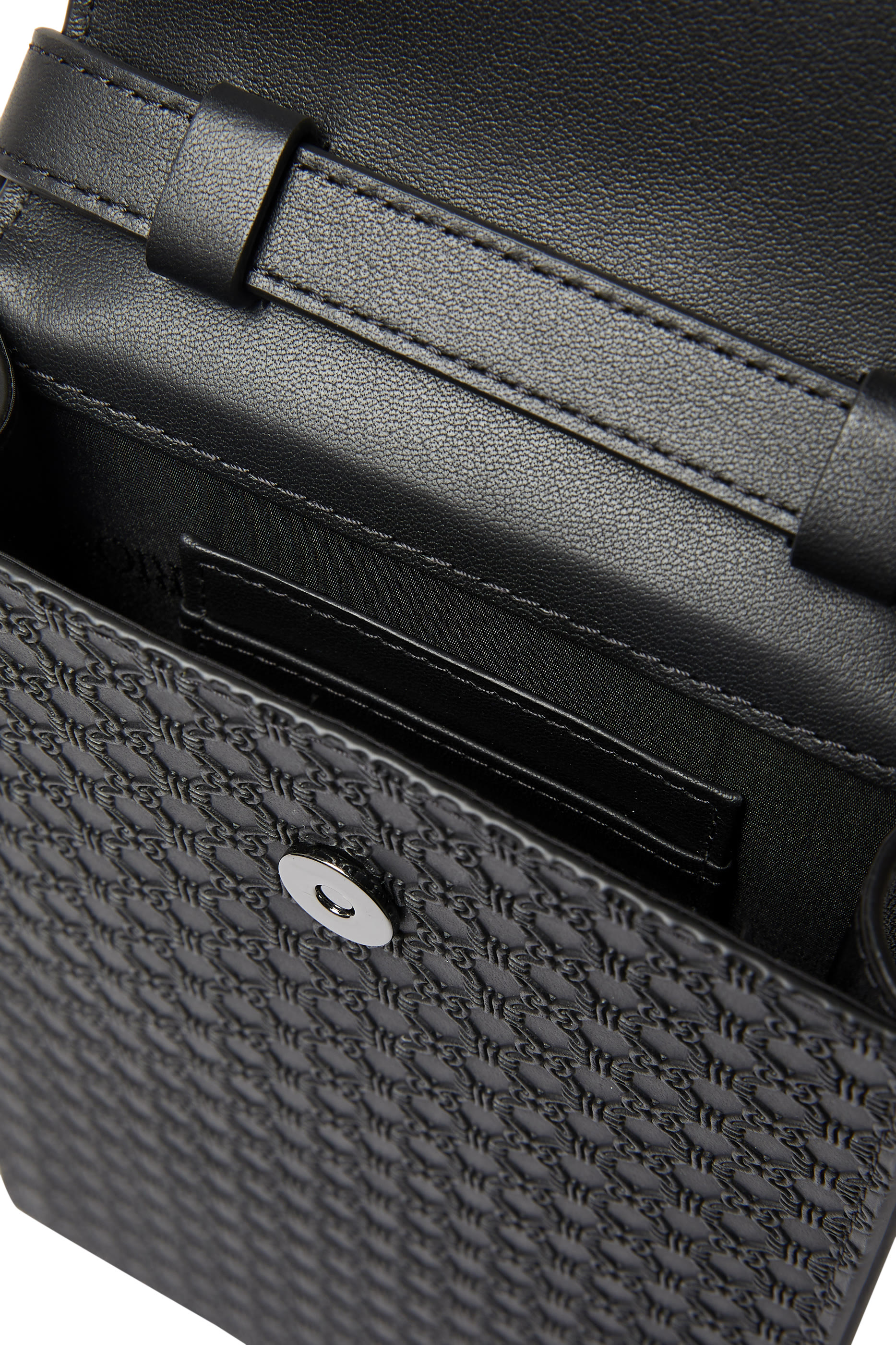 حقيبة كتف محفورة بشعار الماركة