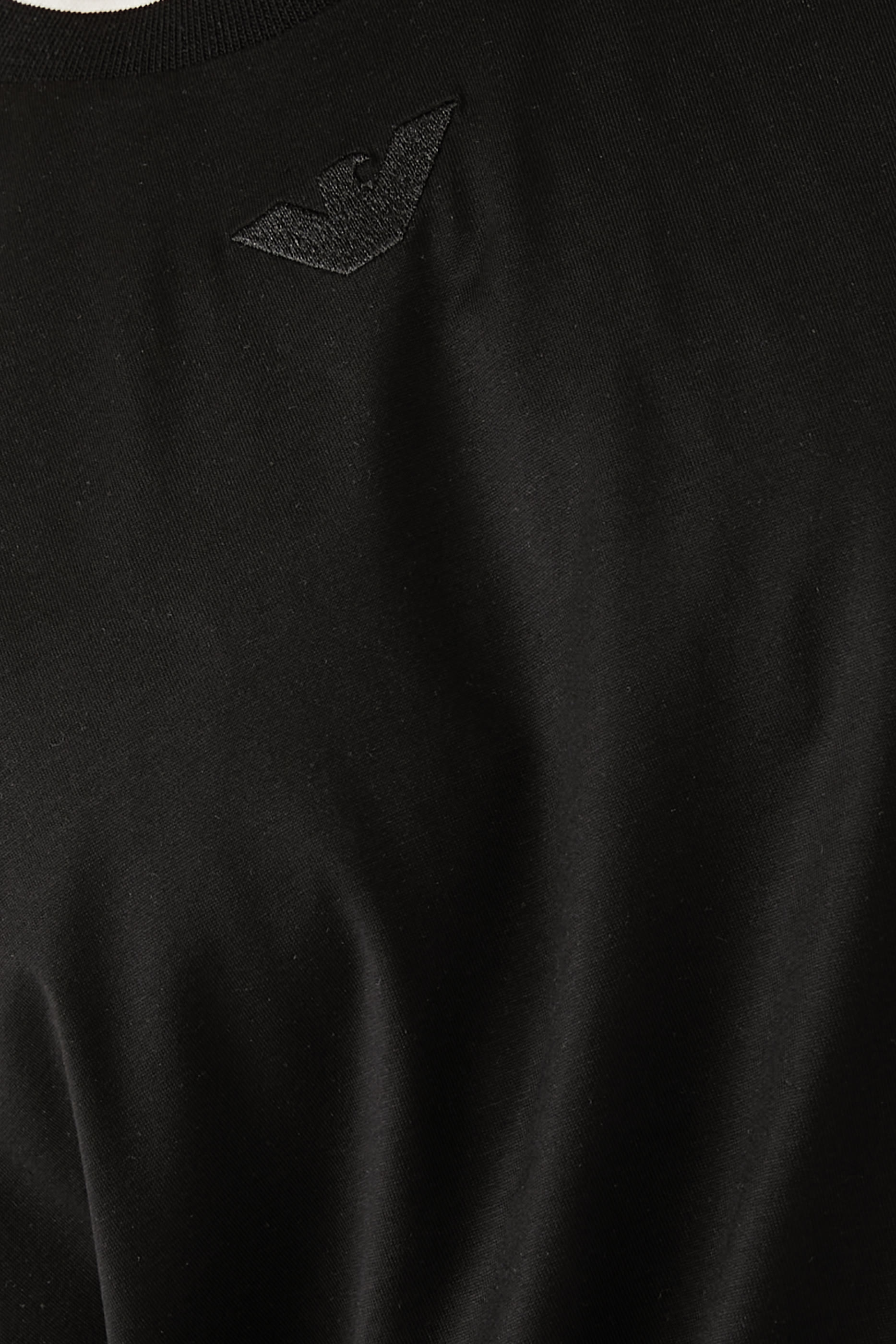 تيشيرت بياقة ضيقة بشعار الماركة