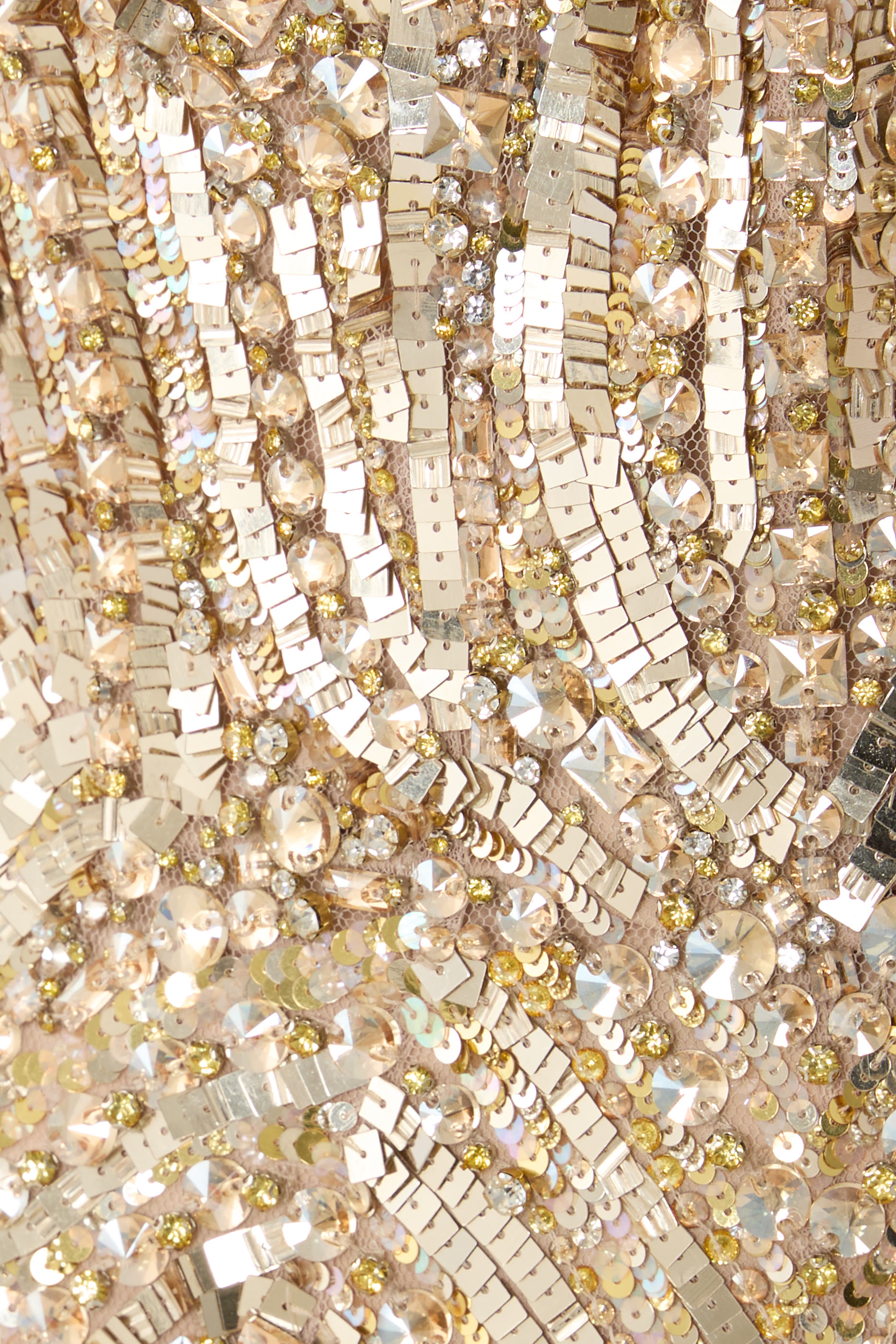 فستان سهرة يوفوريا بلا حمالات تول مطرز