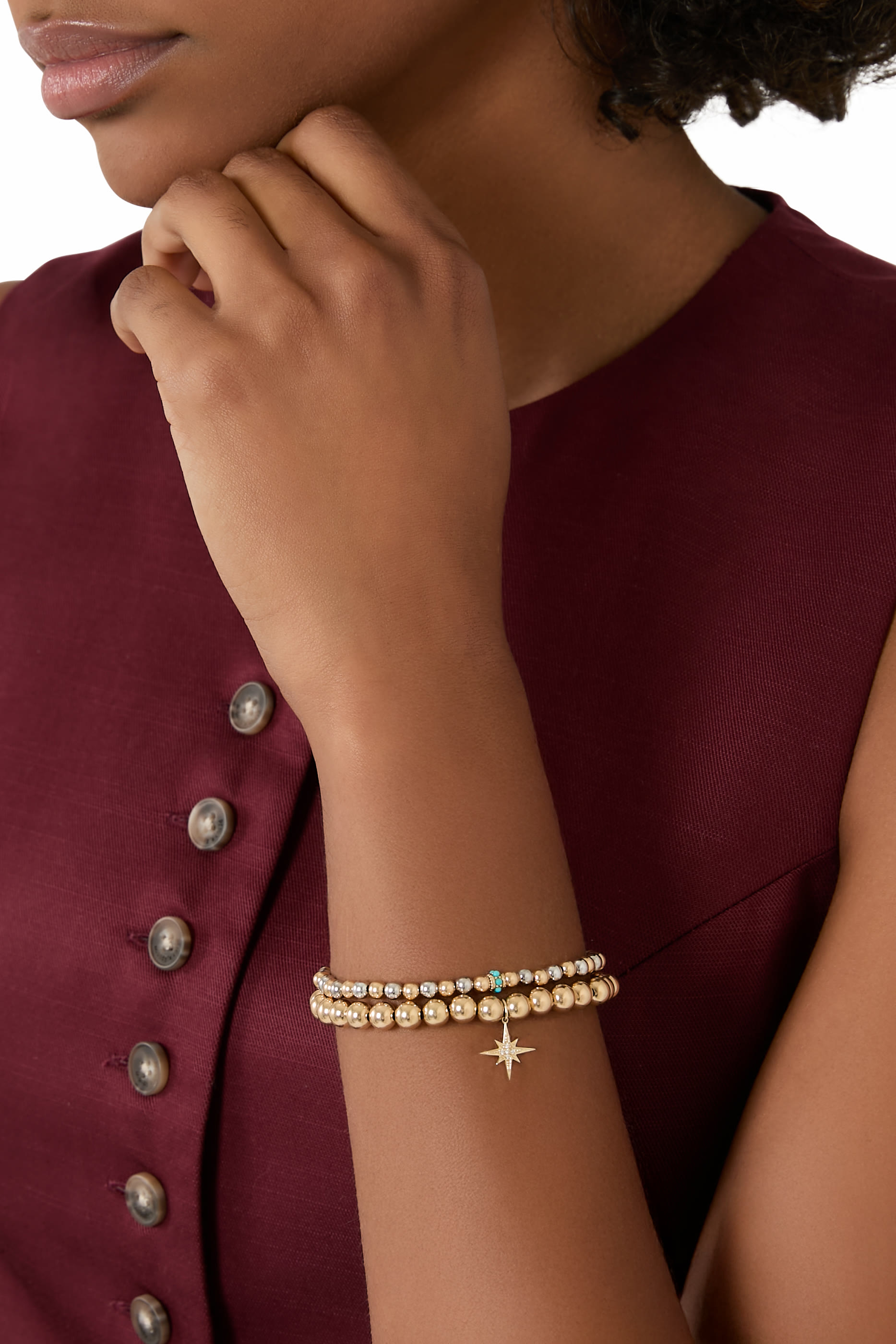 سوار بحلية دائرية بحافة صدفية وخرز بلونين، ذهب أصفر عيار 14 وفيروز