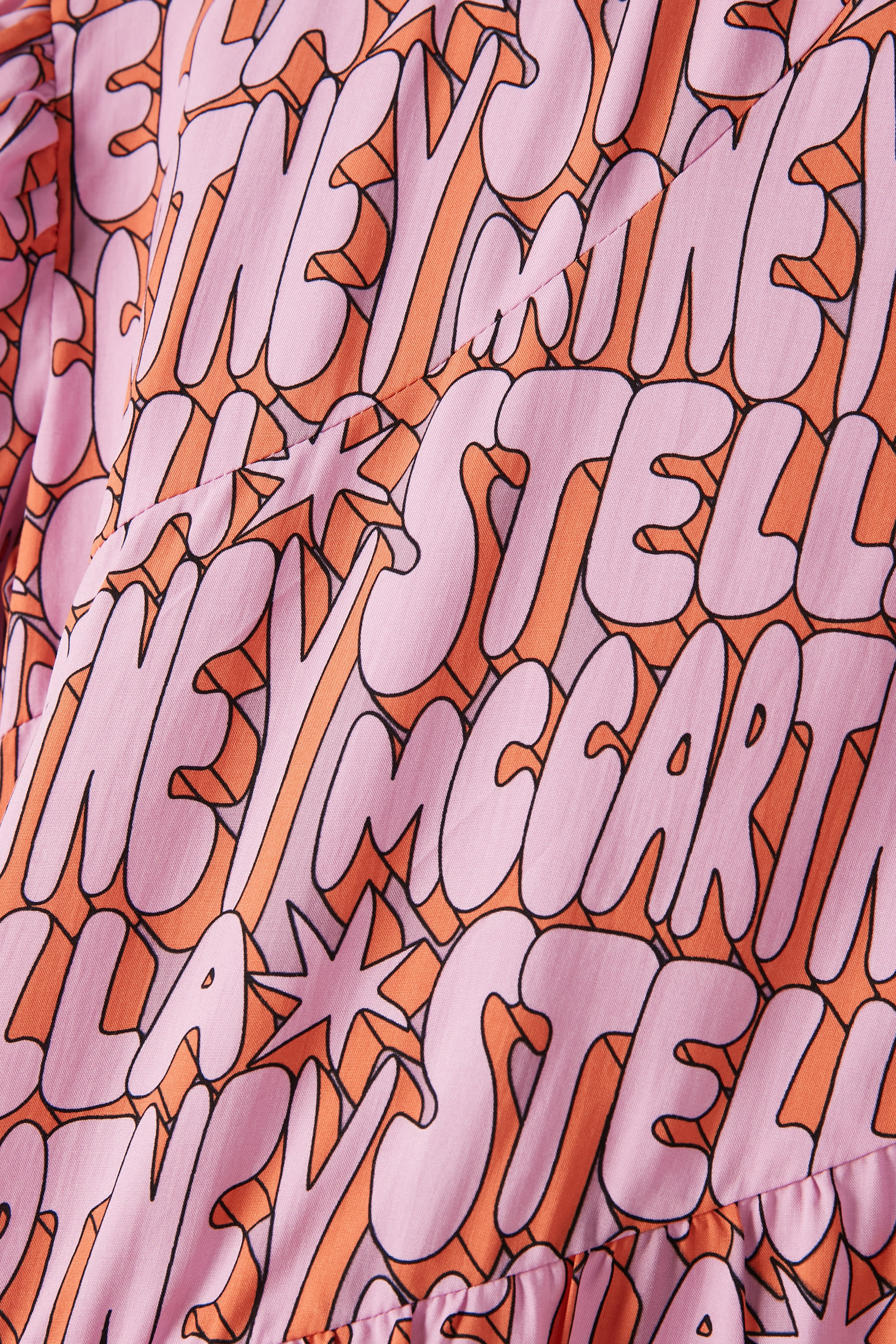 فستان بطبعات شعار الماركة للأطفال