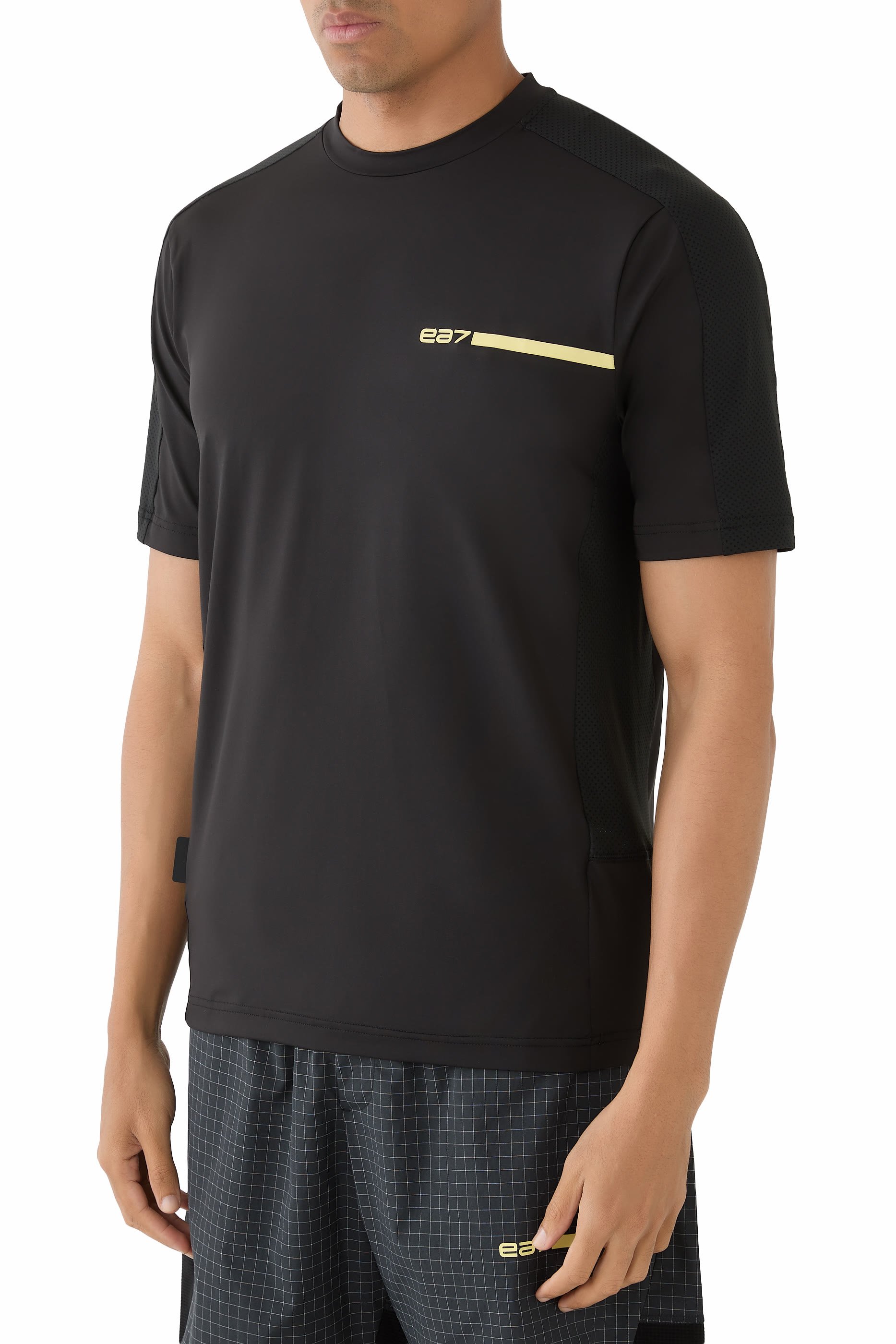 تيشيرت مزين بشعار الماركة