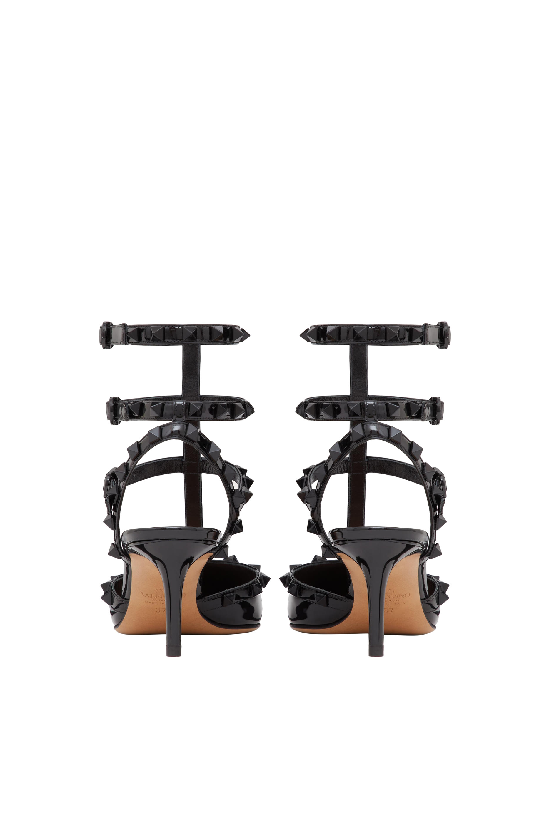 حذاء كلاسيك بمقدمة مدببة مزين بحلي هرمية