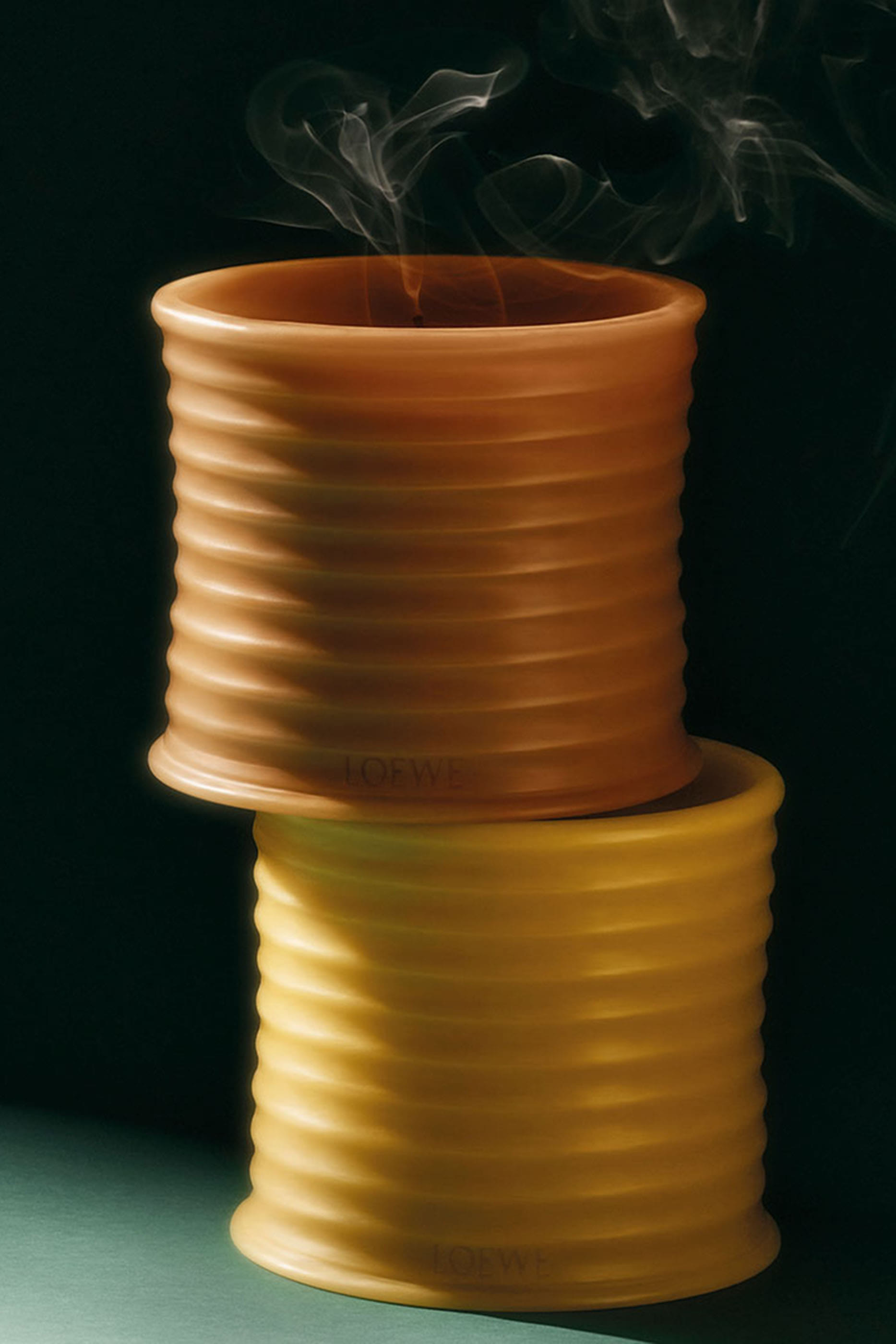 شمعة متوسطة من شمع العسل بلون برونزي