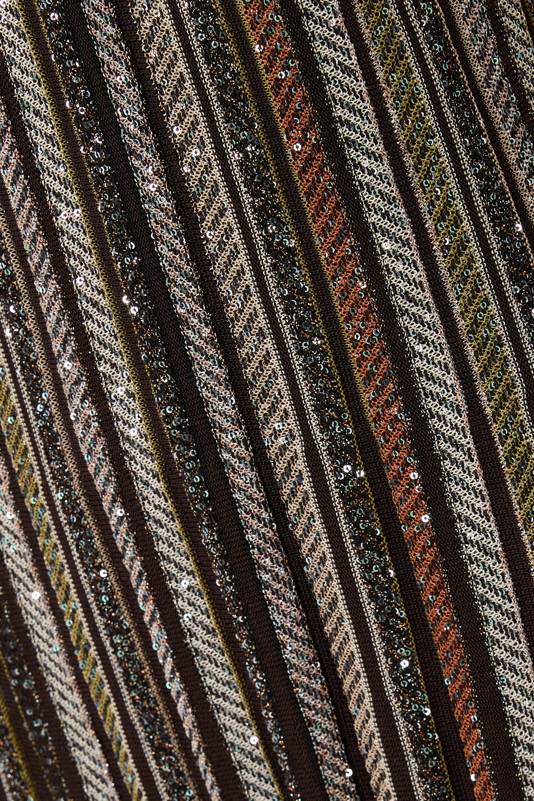 فستان قصير بنقشة مخططة وترتر وحمالات متقاطعة