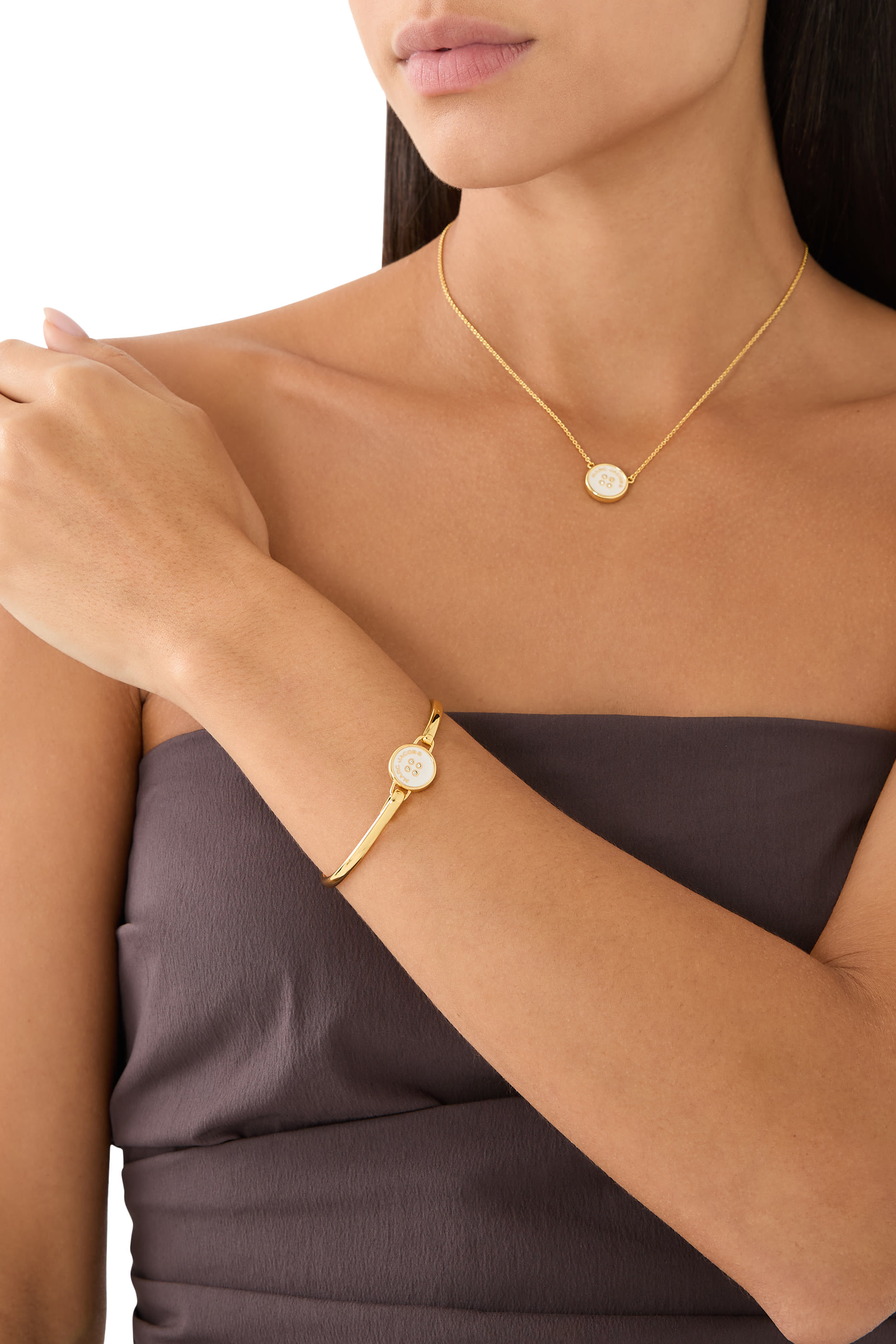 قلادة بدلاية بتصميم زر