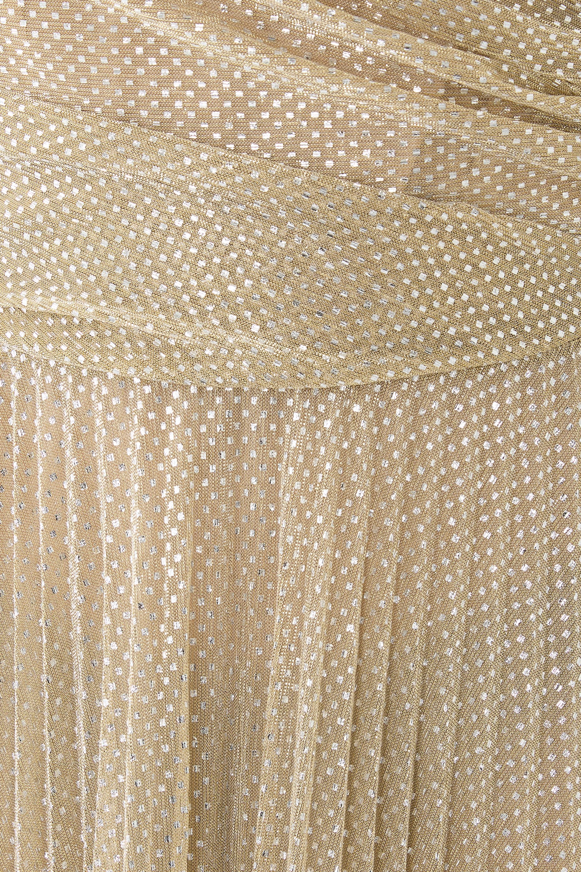 فستان سهرة فوال بطيات وقصة ذيل حورية البحر وأكتاف مشكوفة 