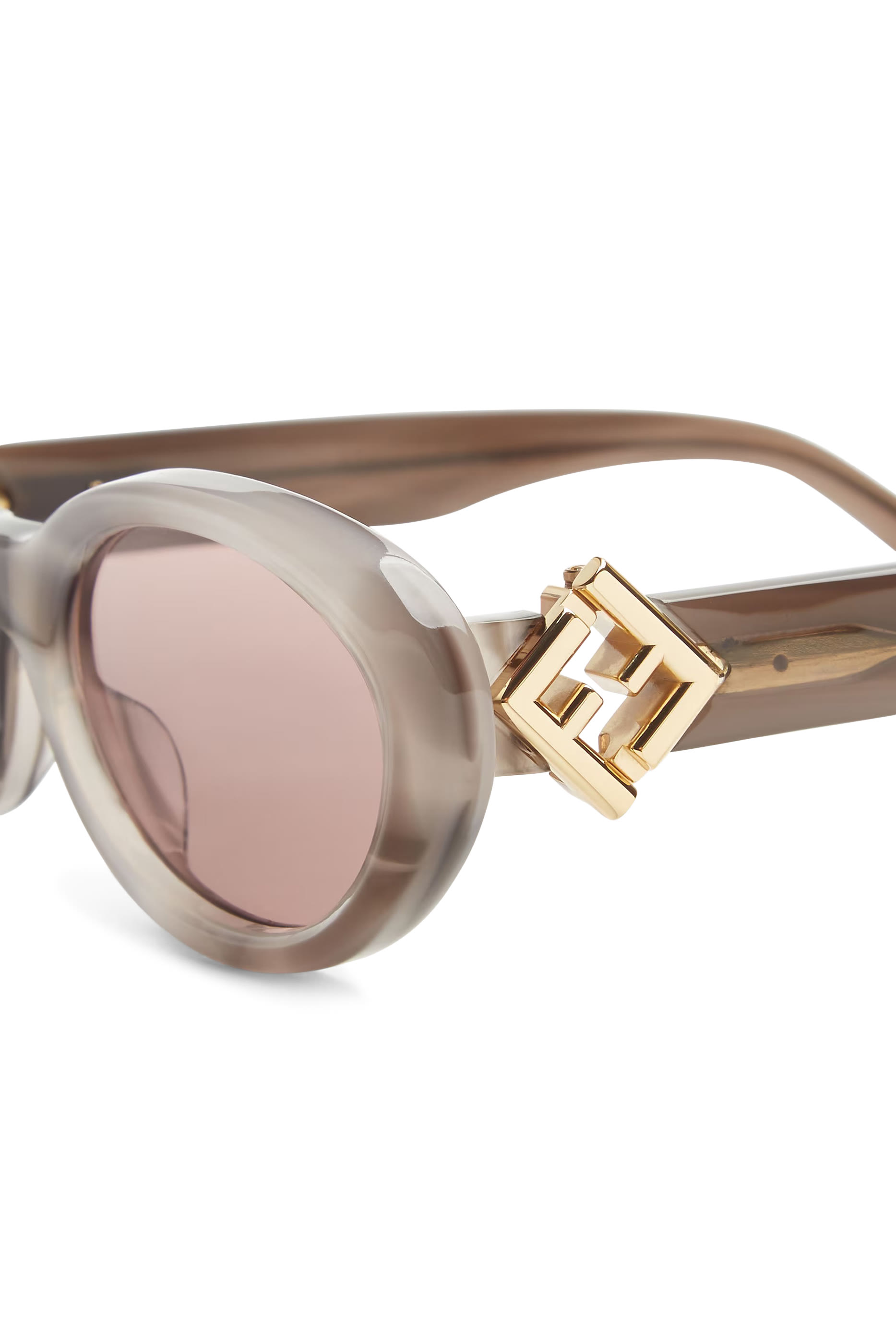 نظارة شمسية بإطار بيضاوي وشعار الماركة بتصميم معين