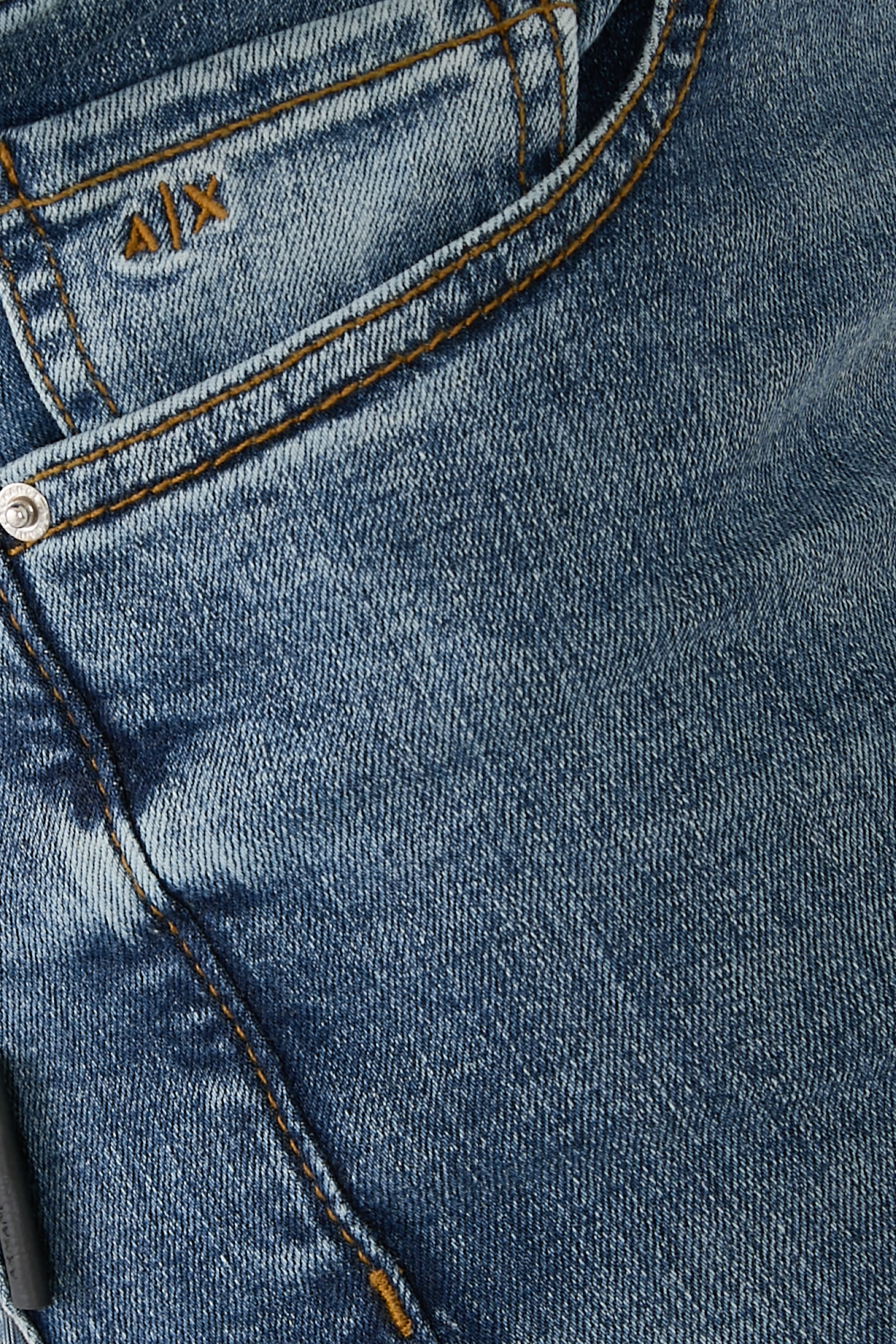 بنطال جينز بقصة ضيقة