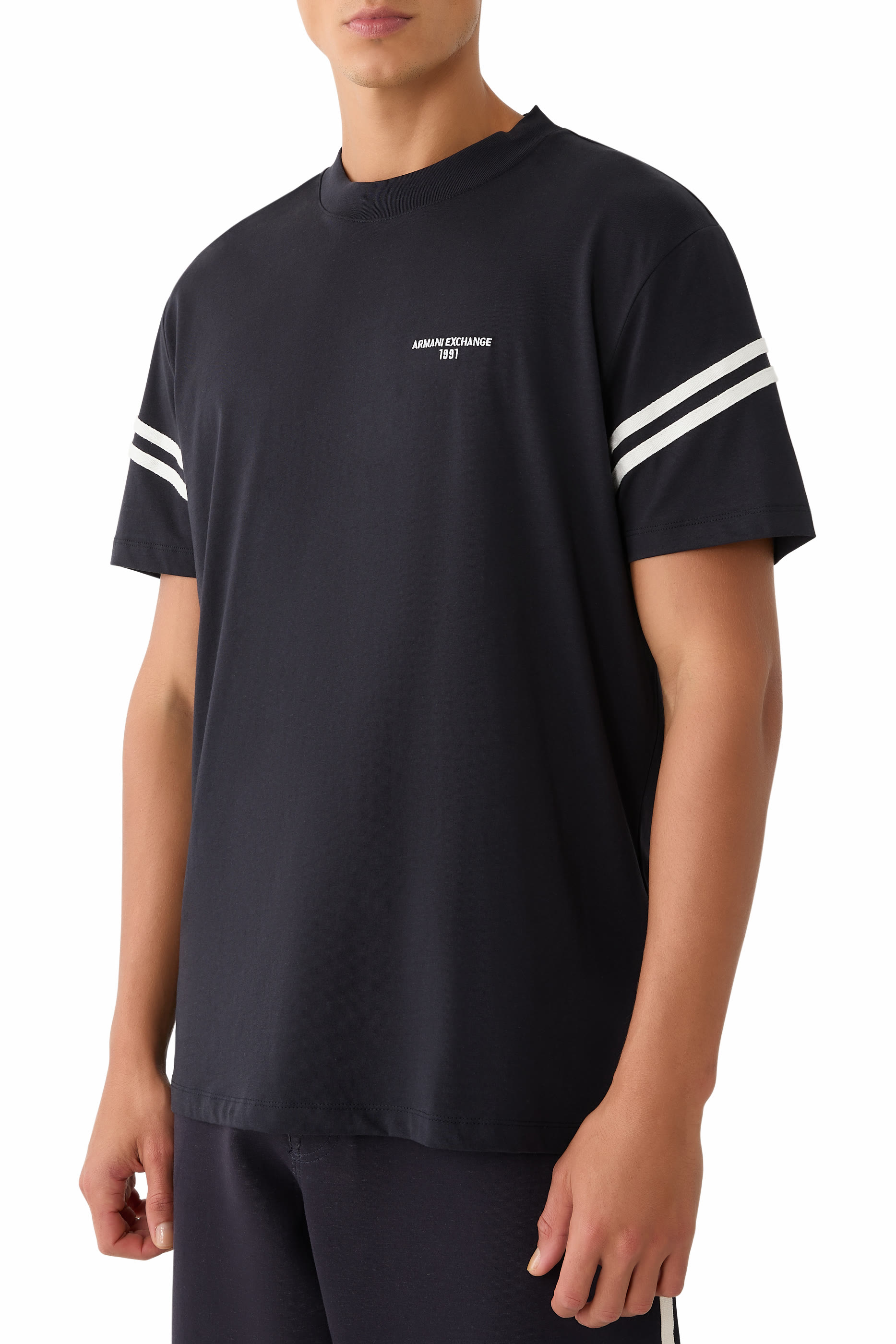 تيشيرت بأكمام قصيرة وشعار الماركة