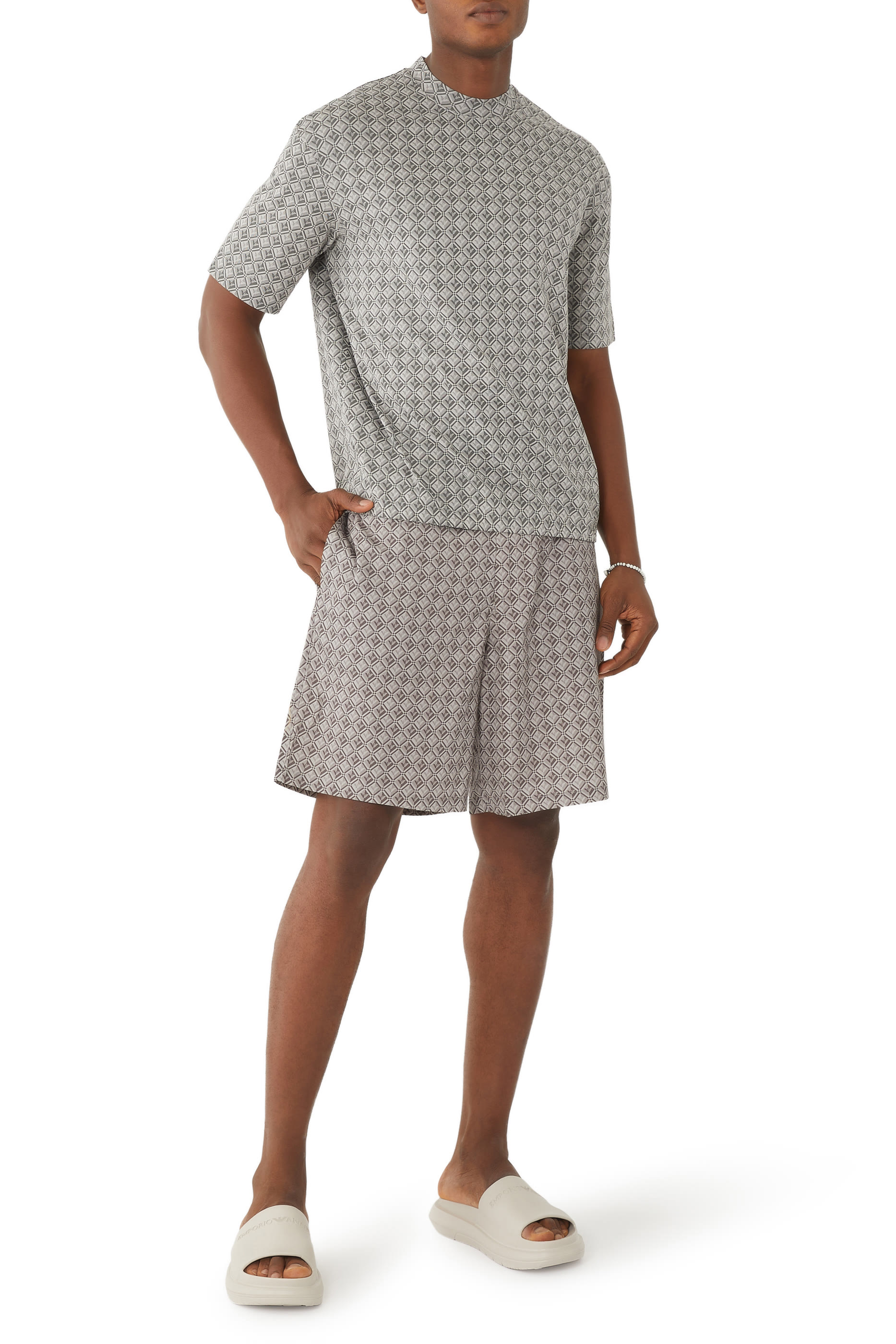 شورت بطبعات شعار النسر بحجم صغير