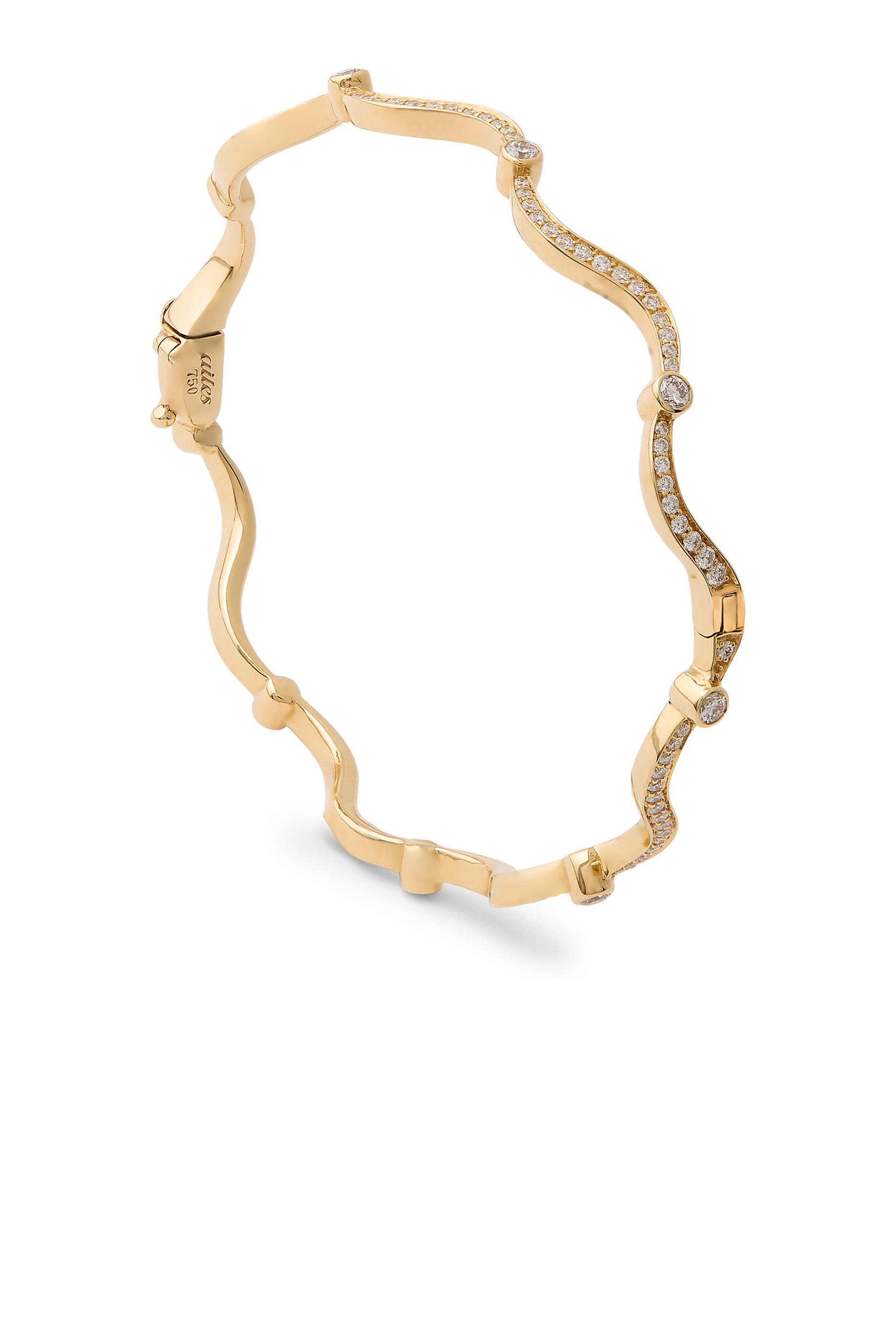 سوار بتصميم مموج مرصع بالماس ذهب عيار 18