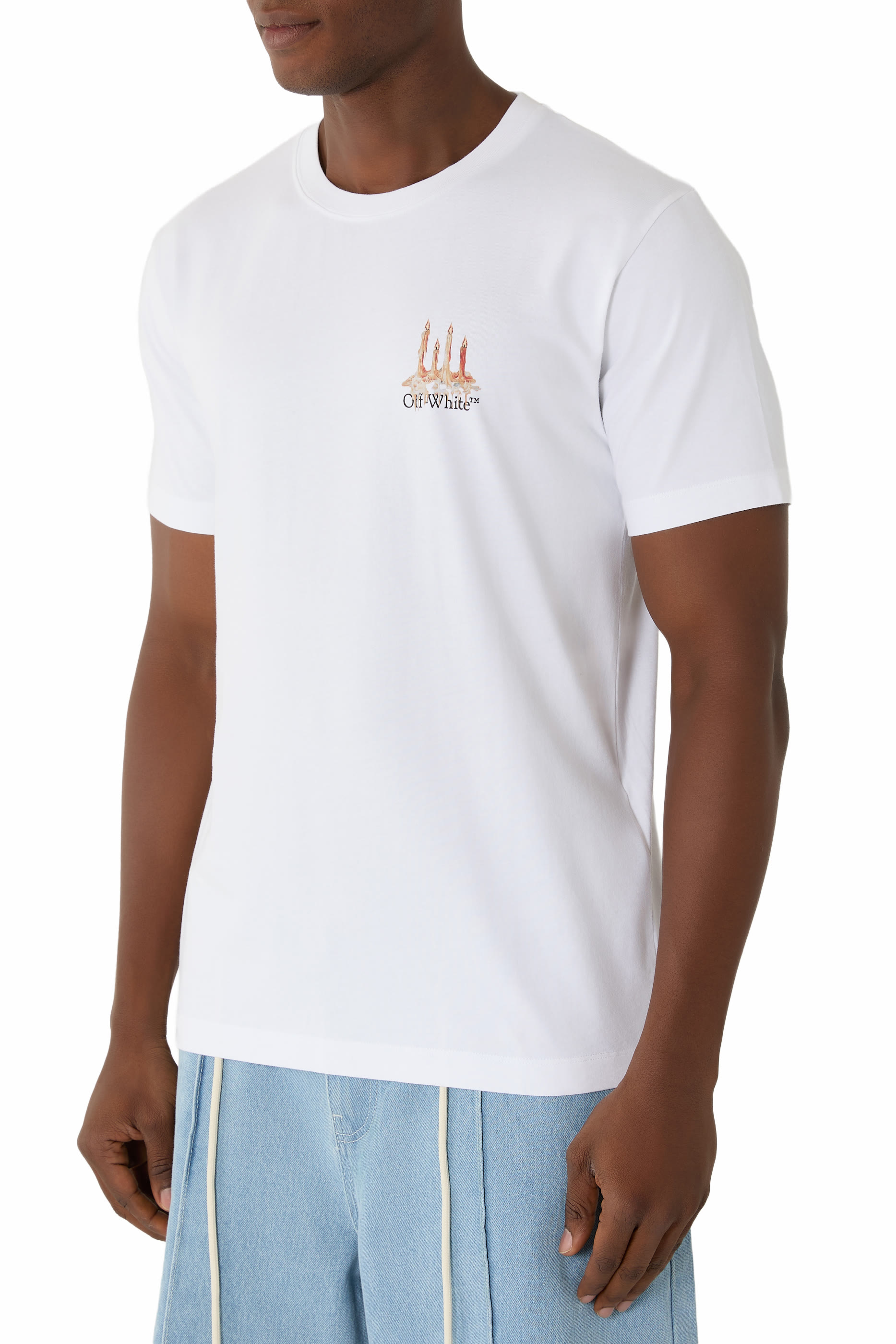 تيشيرت بقصة ضيقة وشعار الماركة مزين بطبعة مبنى وأسهم