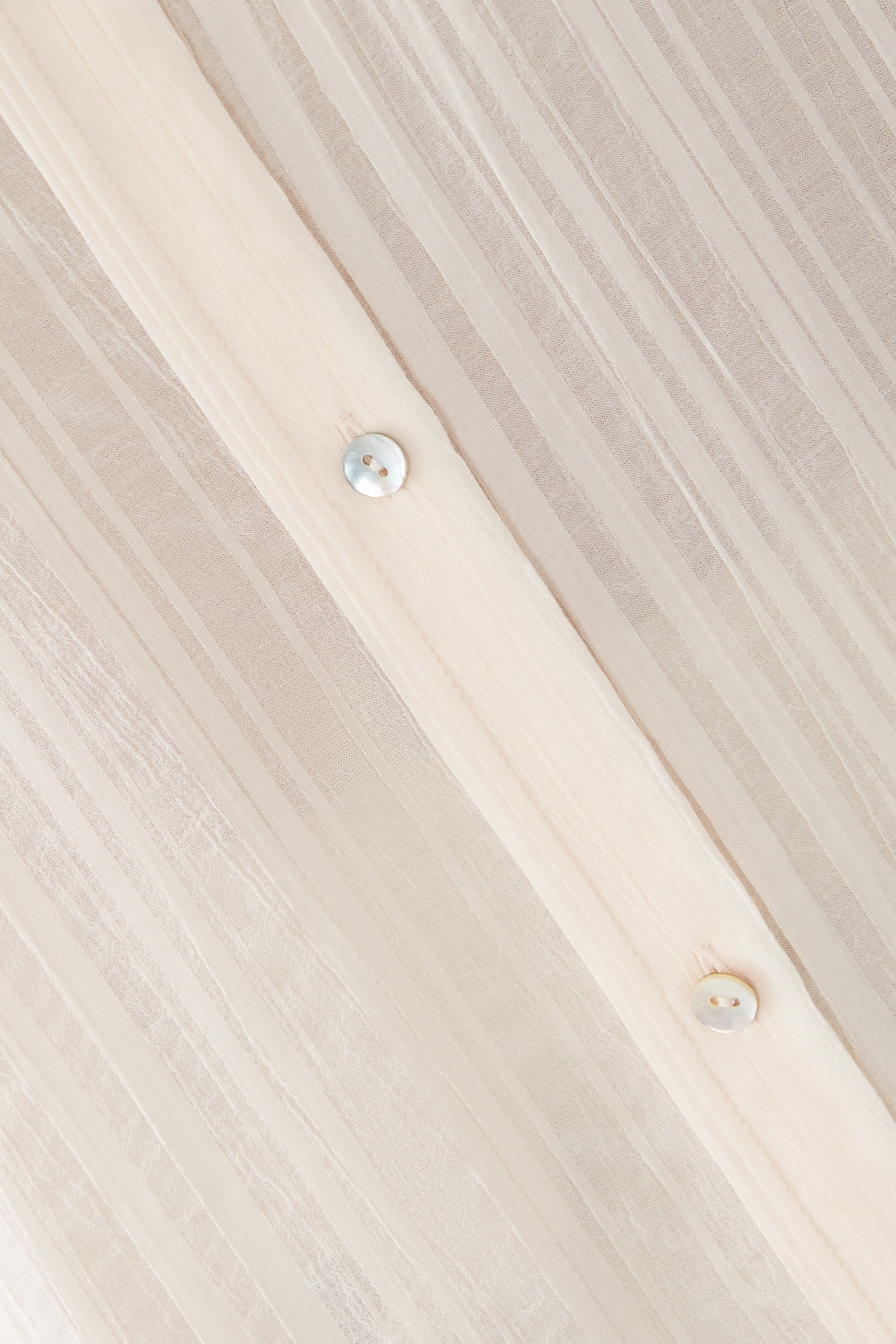 بلوزة شفافة مخططة بطية