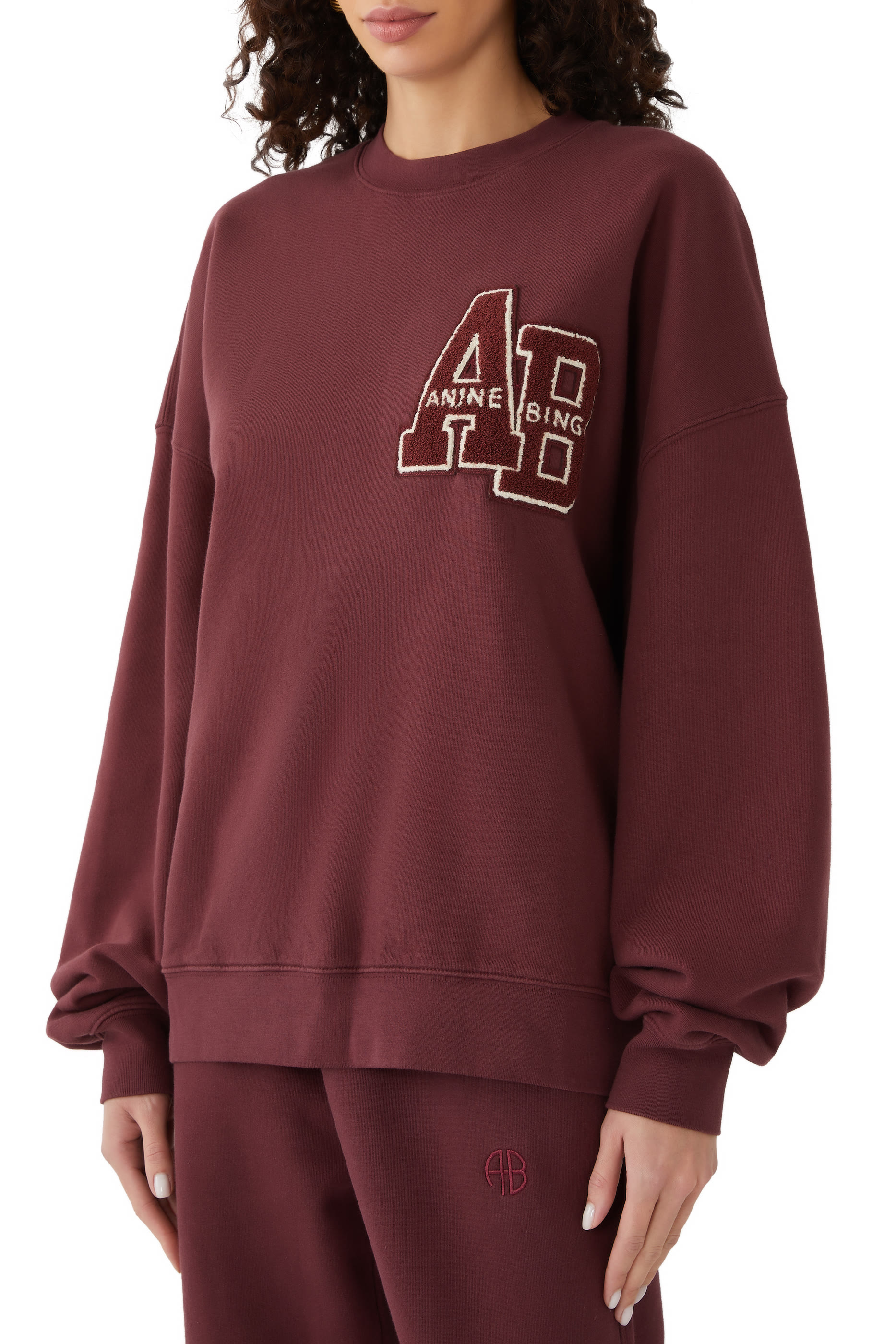 سويت شيرت مايلز بقصة فضفاضة وحروف شعار الماركة