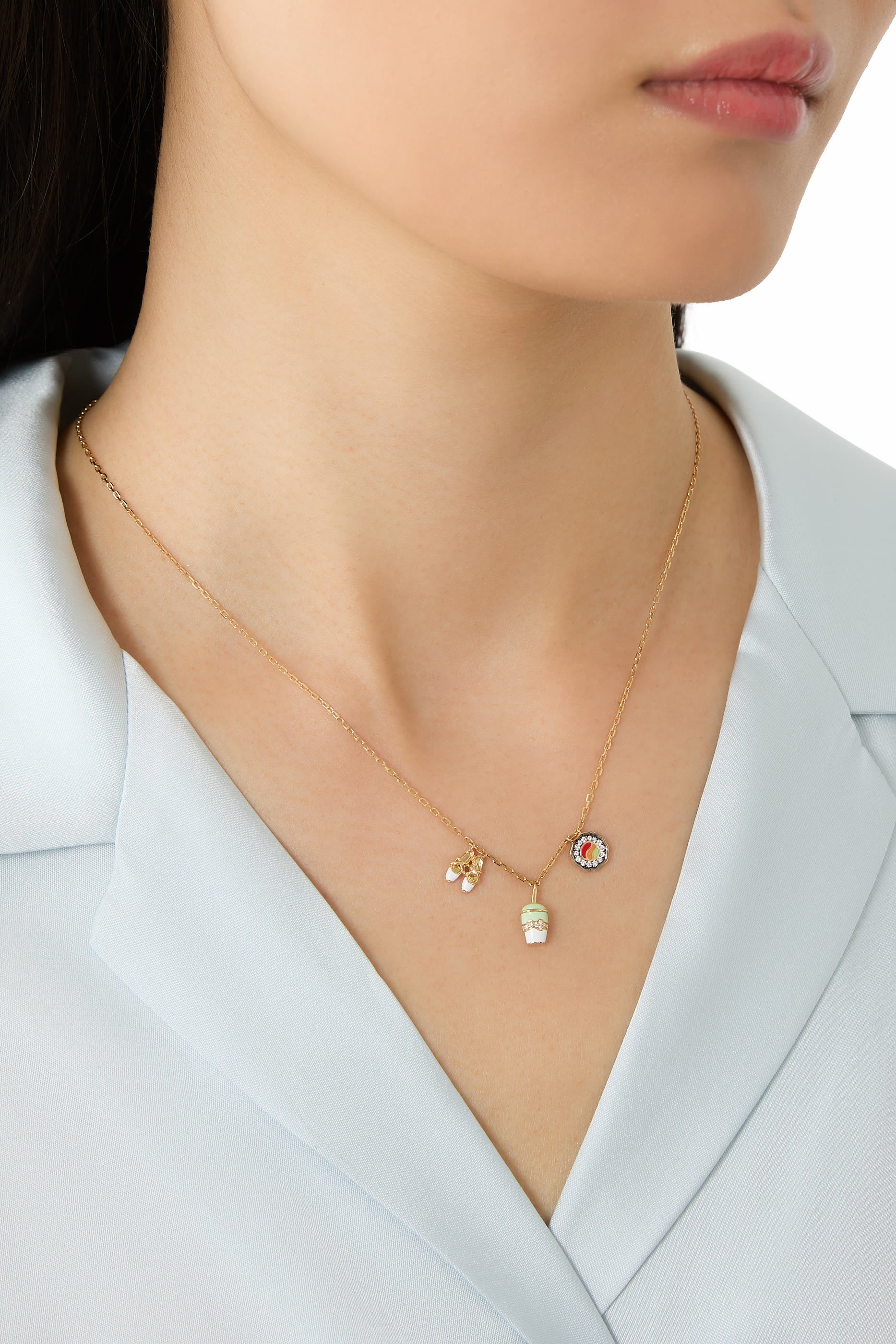 قلادة بحلي صغيرة بتصميم ماتشا، سوشي، وحذاء بيلاتس مرصعة بالماس، ذهب أصفر عيار 18