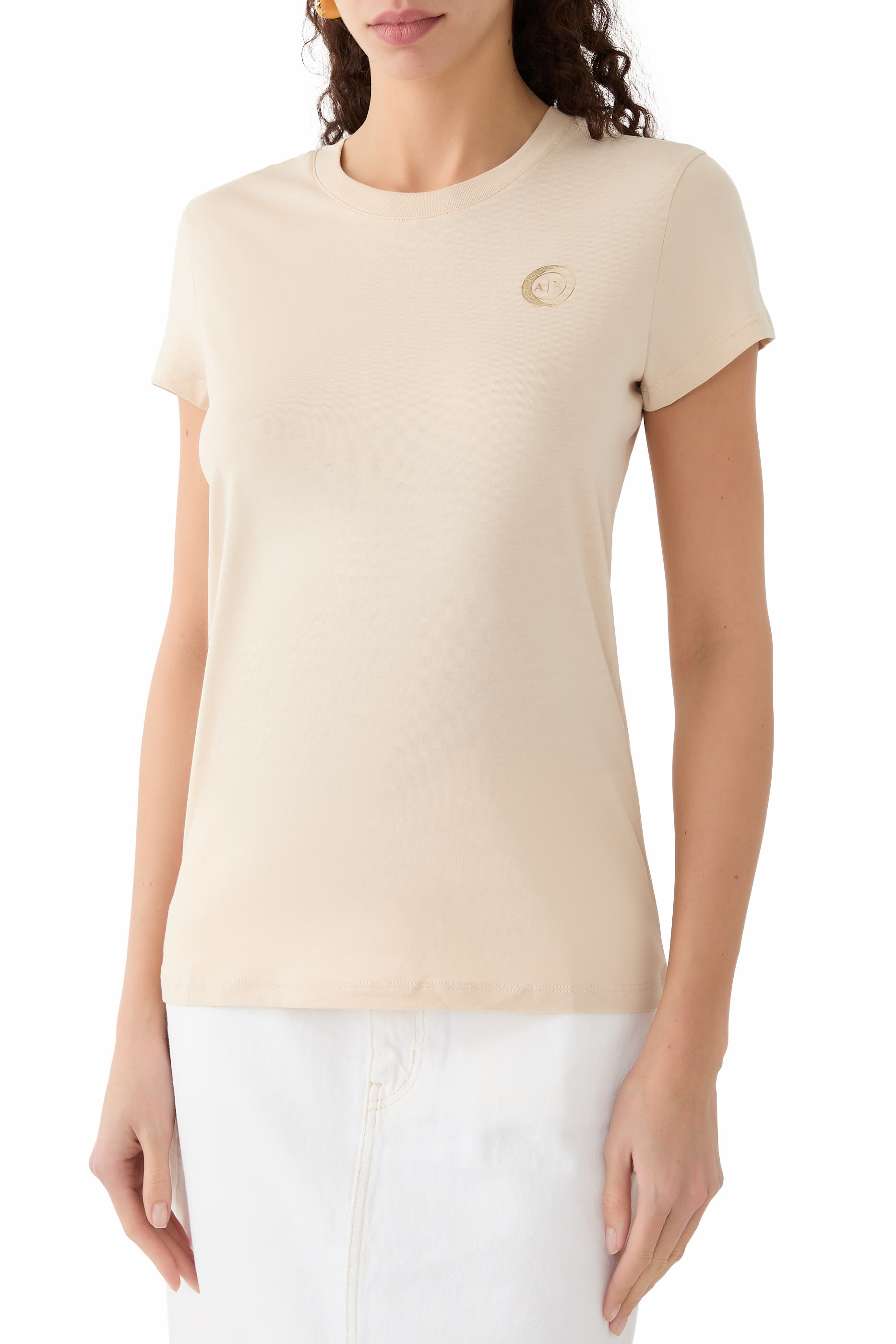 تيشيرت بقصة ضيقة وشعار الماركة