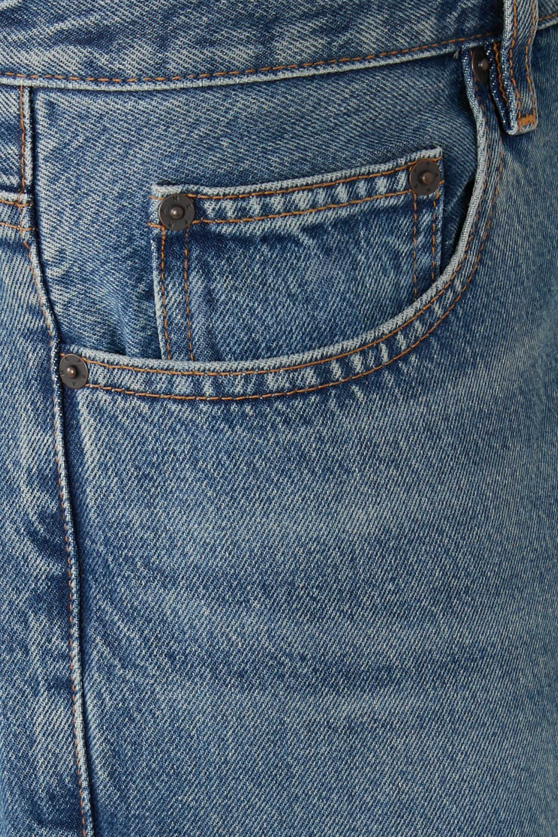 بنطال جينز بقصة مريحة