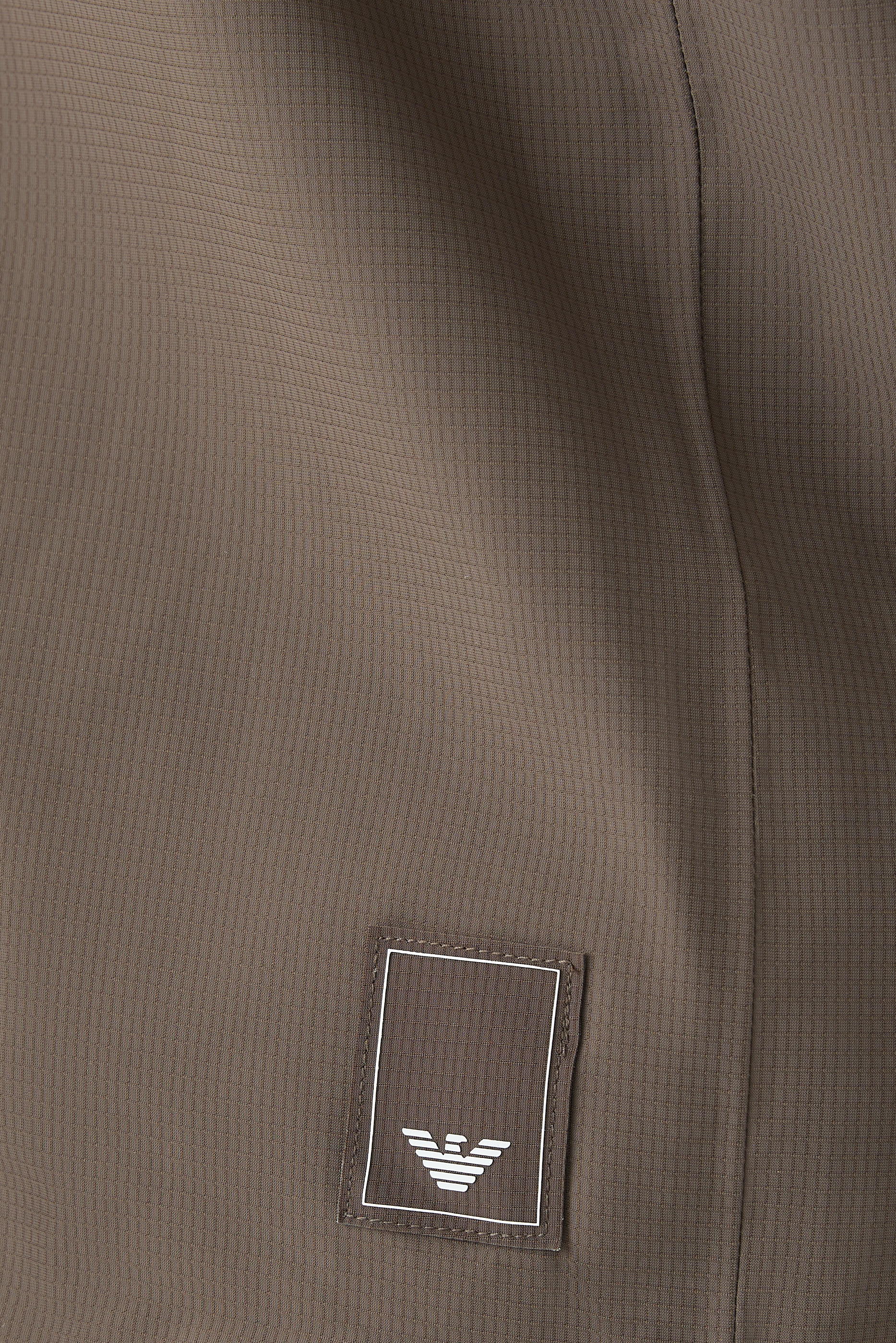 جاكيت ترافل إسنشال بغطاء للرأس نايلون مقاوم للماء