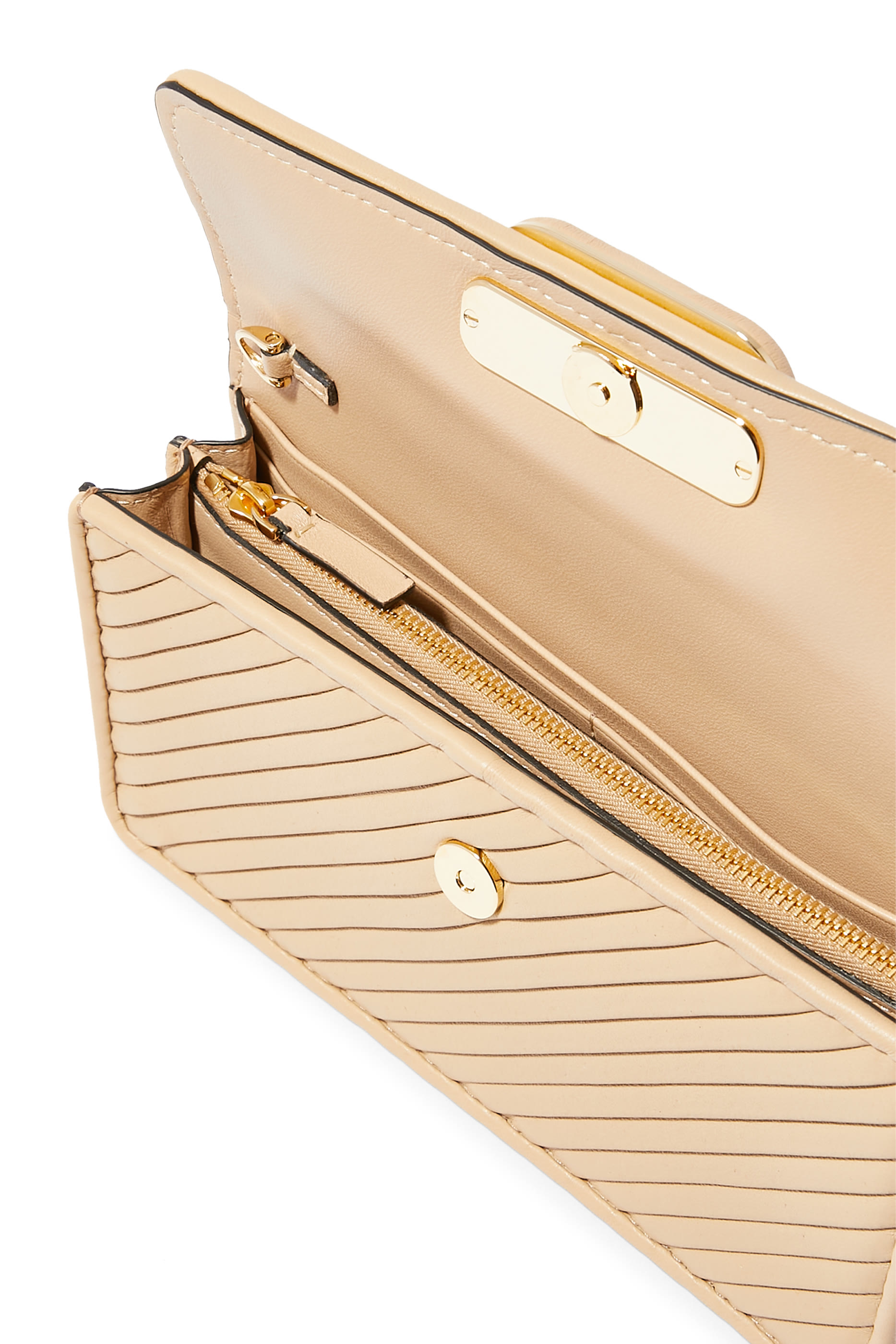 حقيبة صغيرة بشعار الماركة وسلسلة