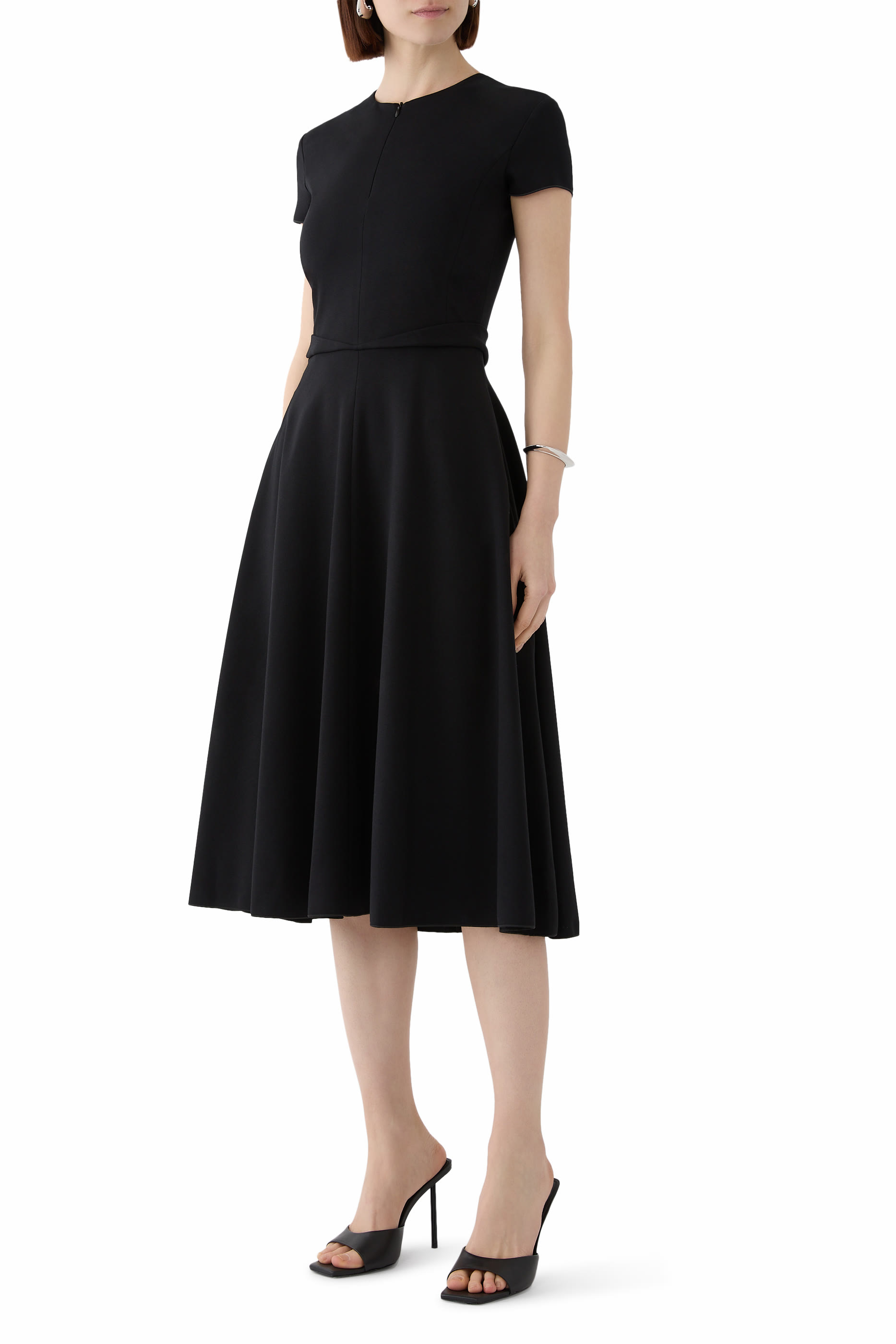 فستان بأكمام قصيرة ونصف سحاب