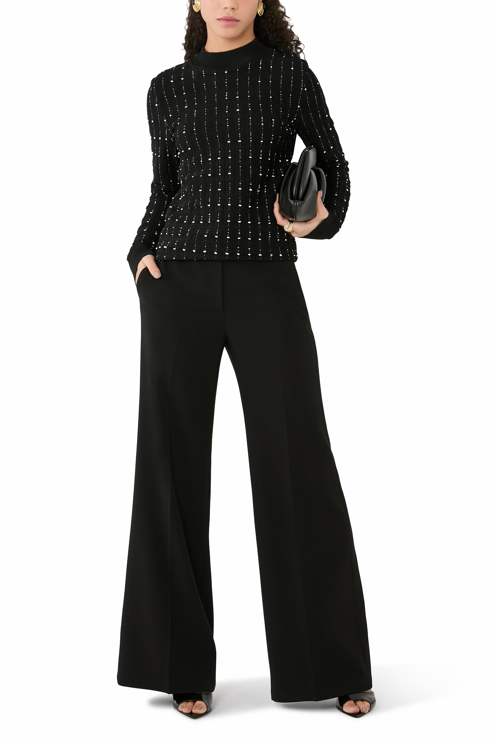 بلوزة بياقة ضيقة وخطوط متقطعة