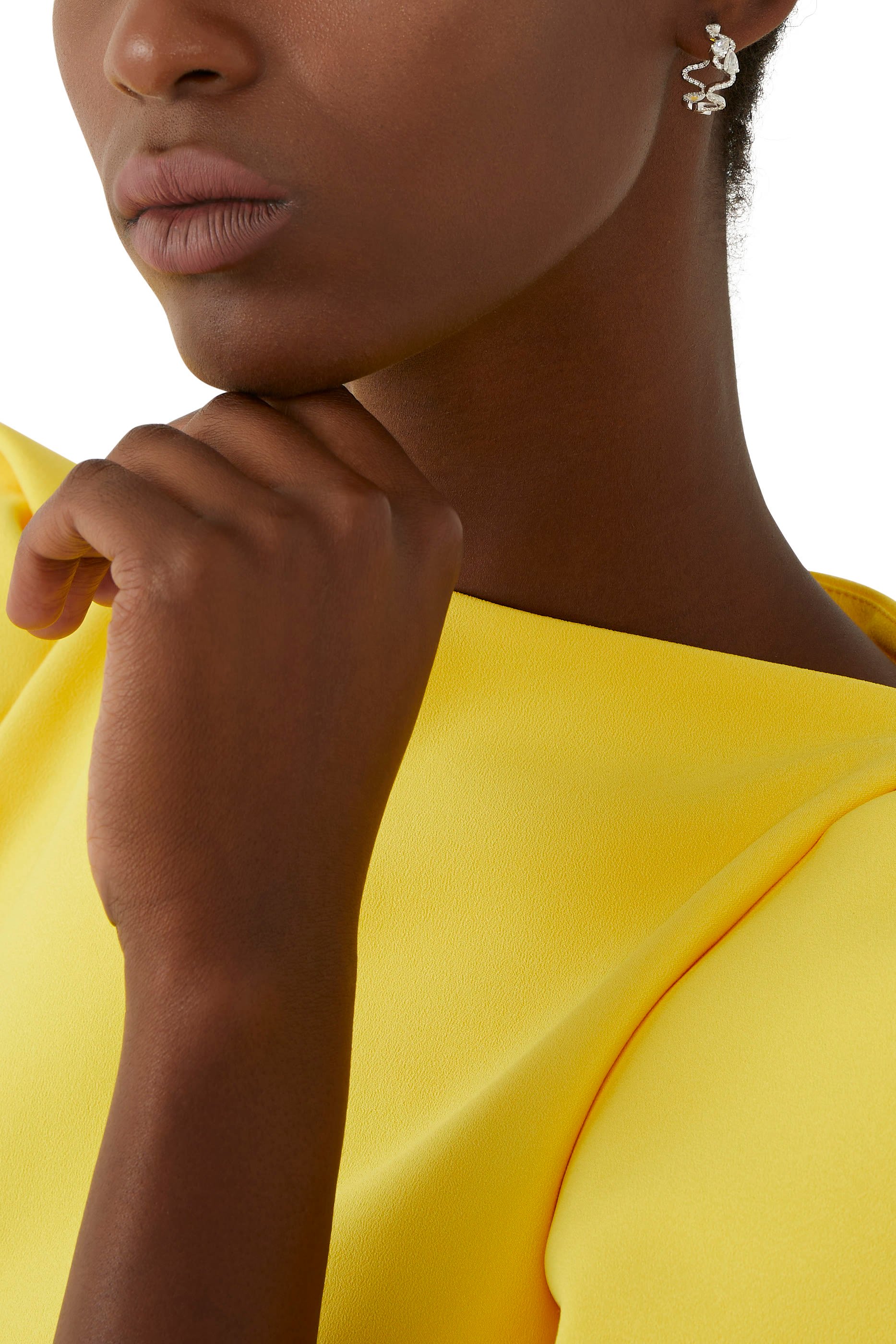 أقراط دائرية متموجة مرصعة بماستين ذهب أبيض عيار 18