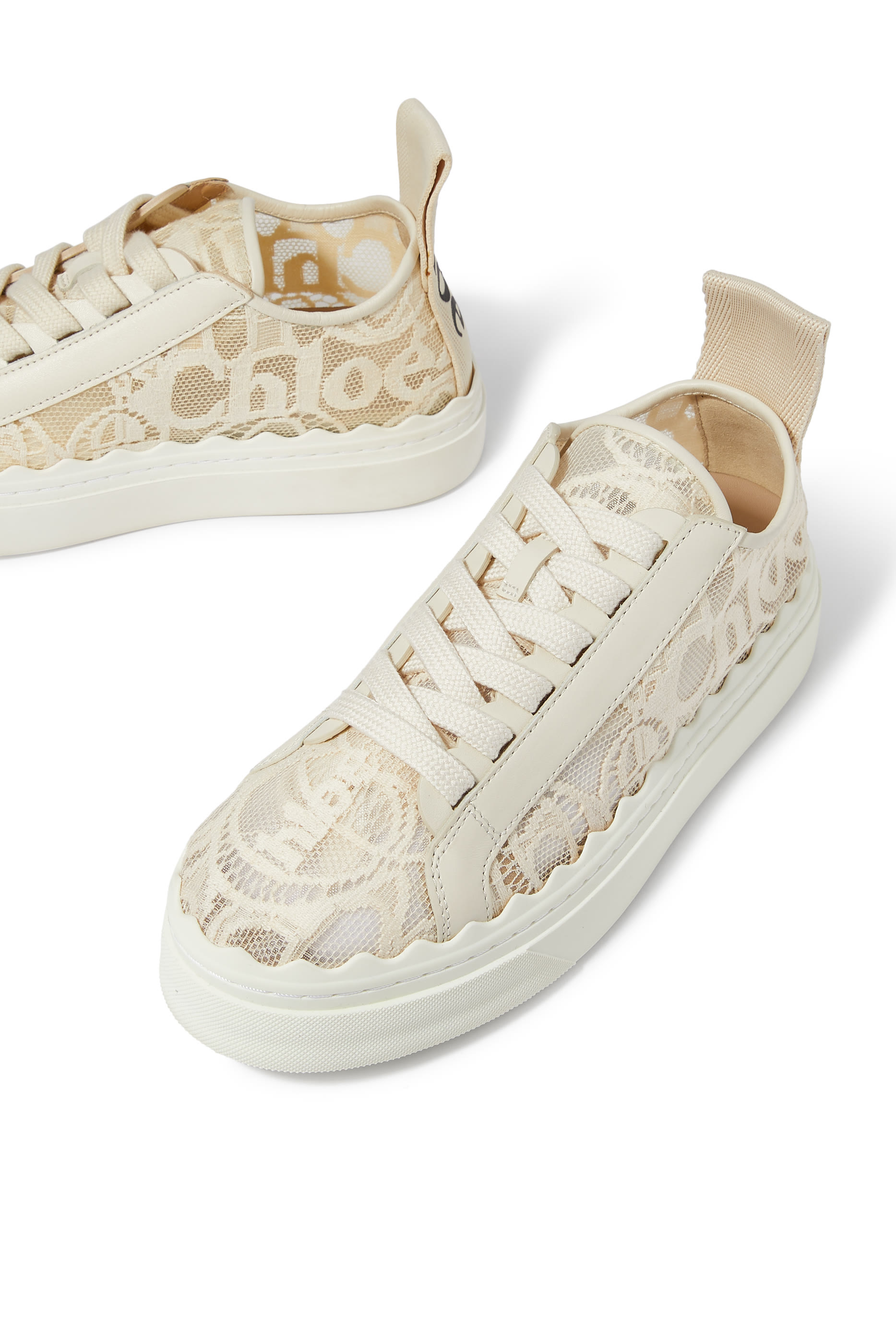 سنيكرز لورين دانتيل