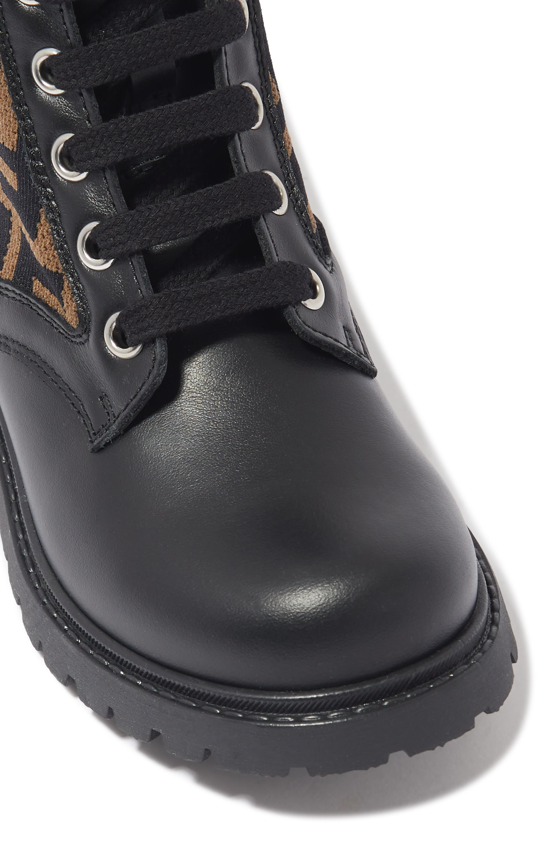 بوت بتصميم جورب برباط وشعار FF