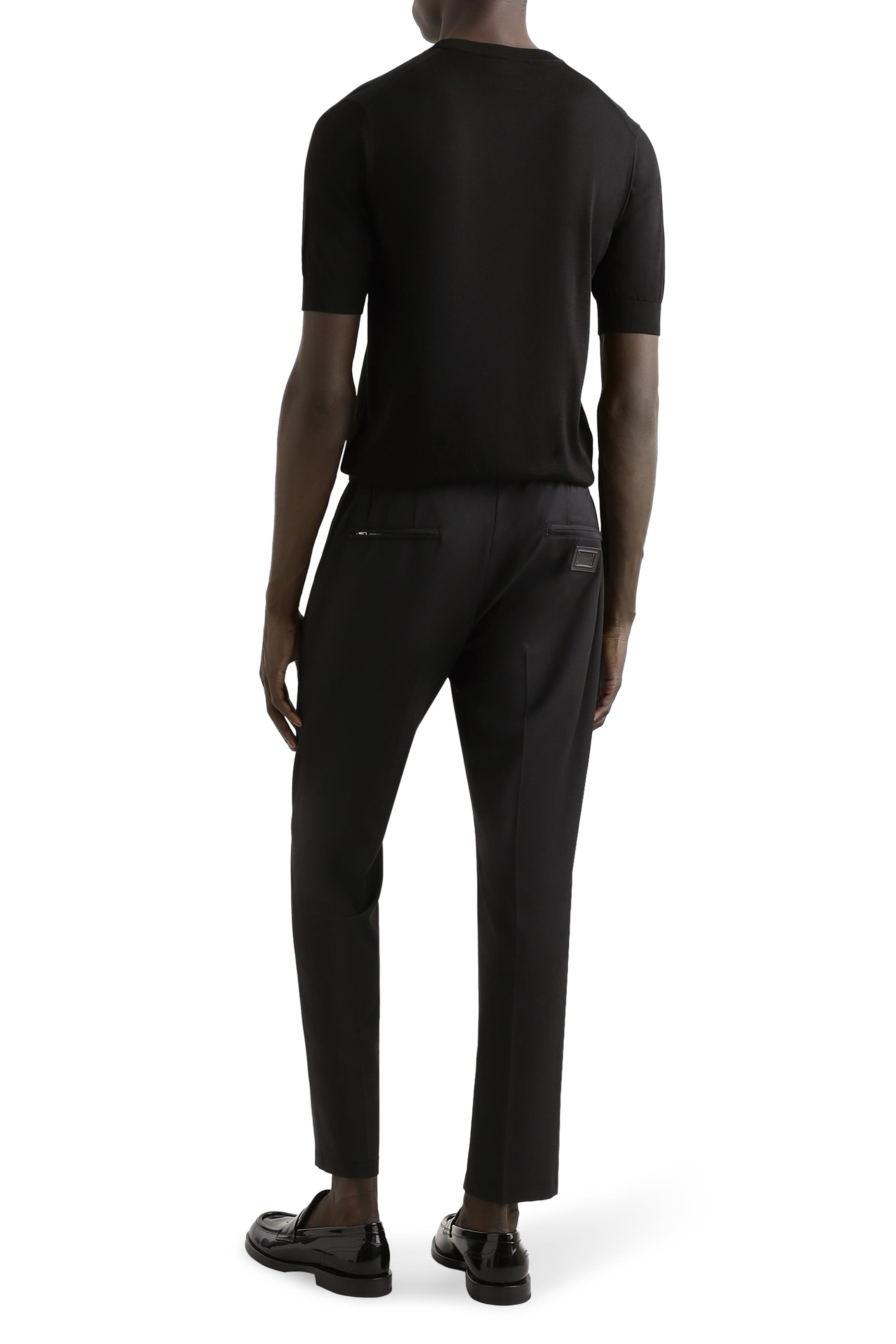 كنزة بياقة مستديرة وشعار الماركة المطرز حرير