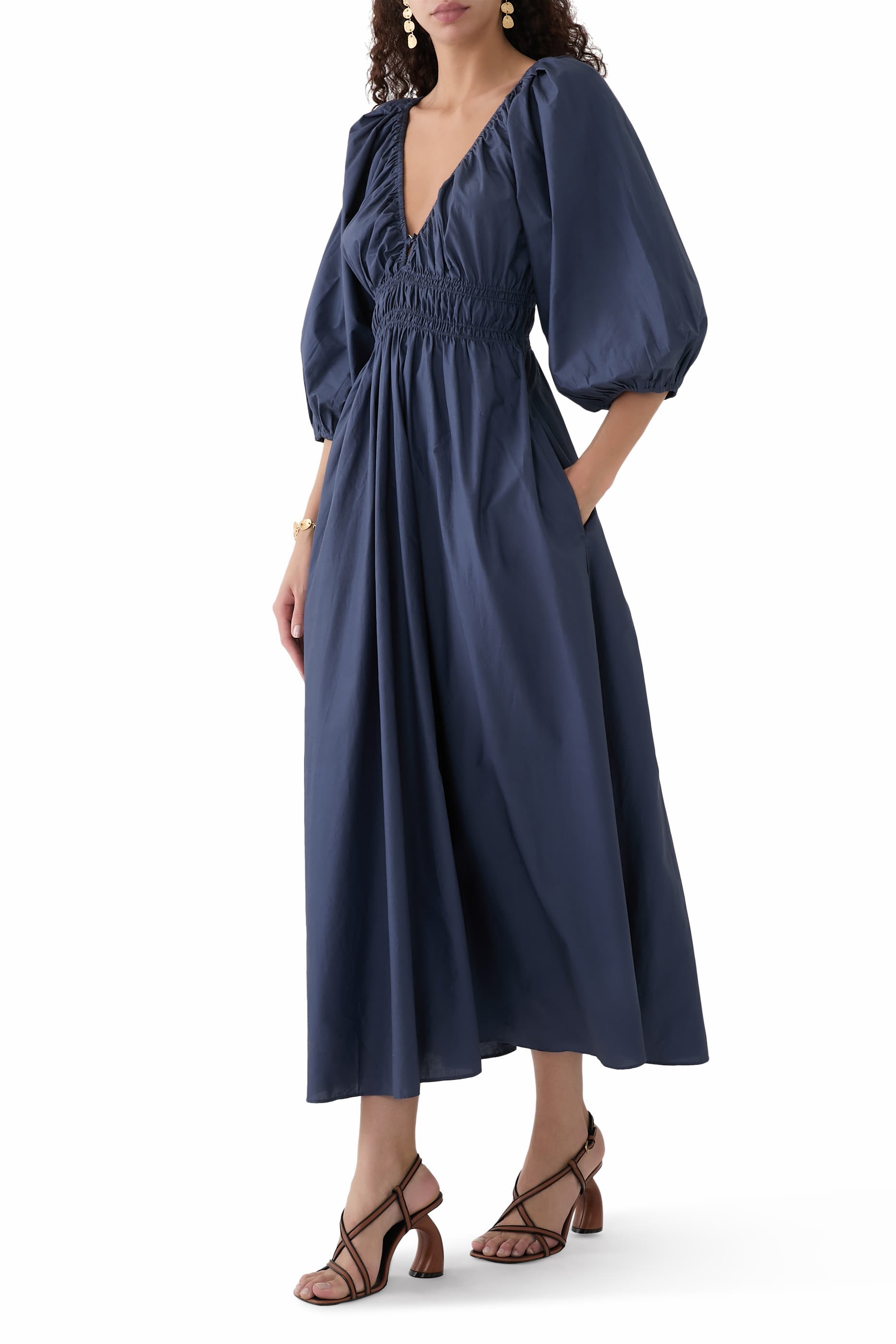 فستان بياقة عميقة وكشكش وأزرار